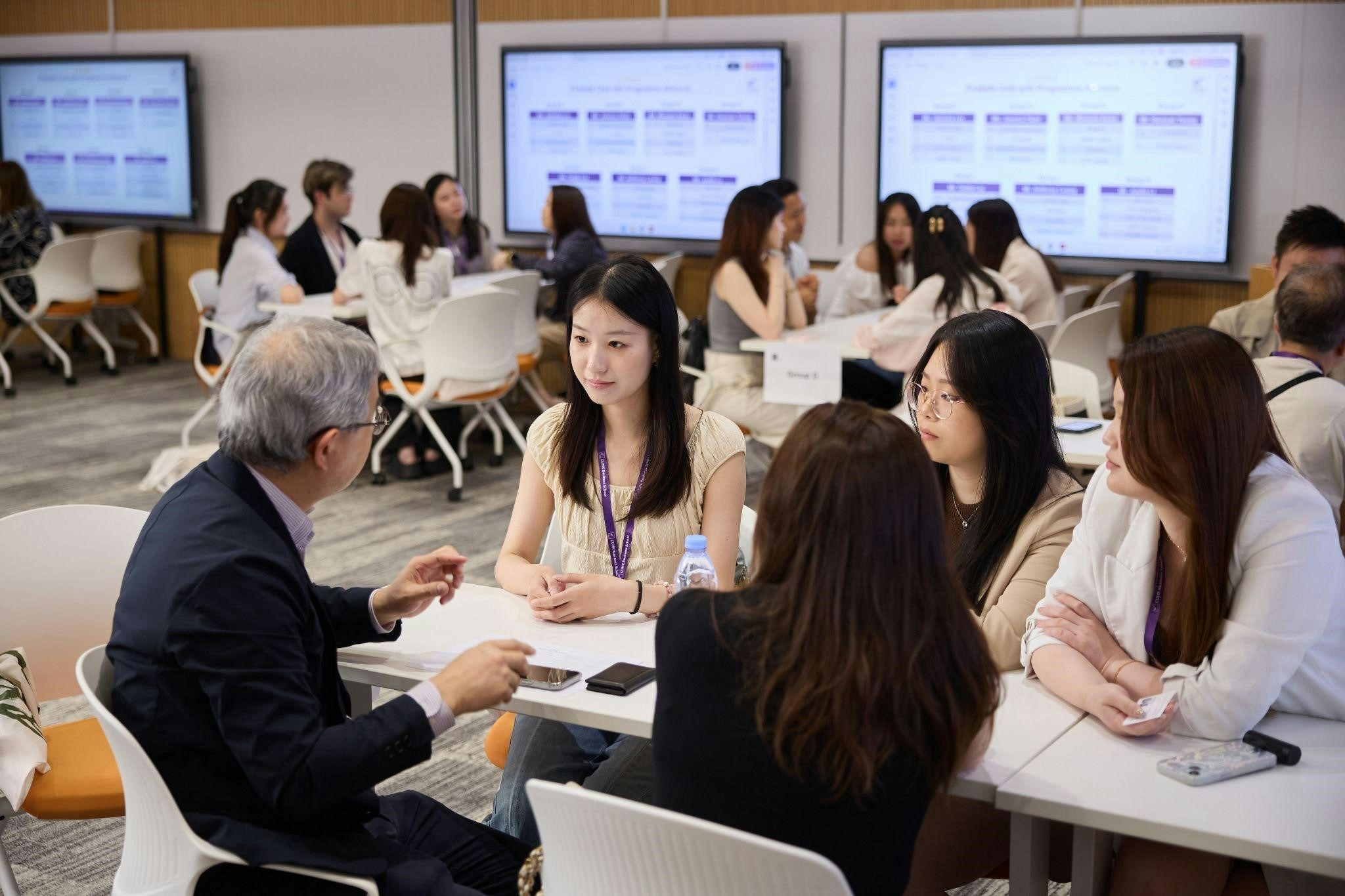 中大商學院可持續環球商業理學碩士（MScSGB）積極為學生撘建業界交流平台，邀請各大企業ESG部門和可持續發展或相關領域的專業人士及高級管理人員，與學生分享工作經驗並擔任學生導師。