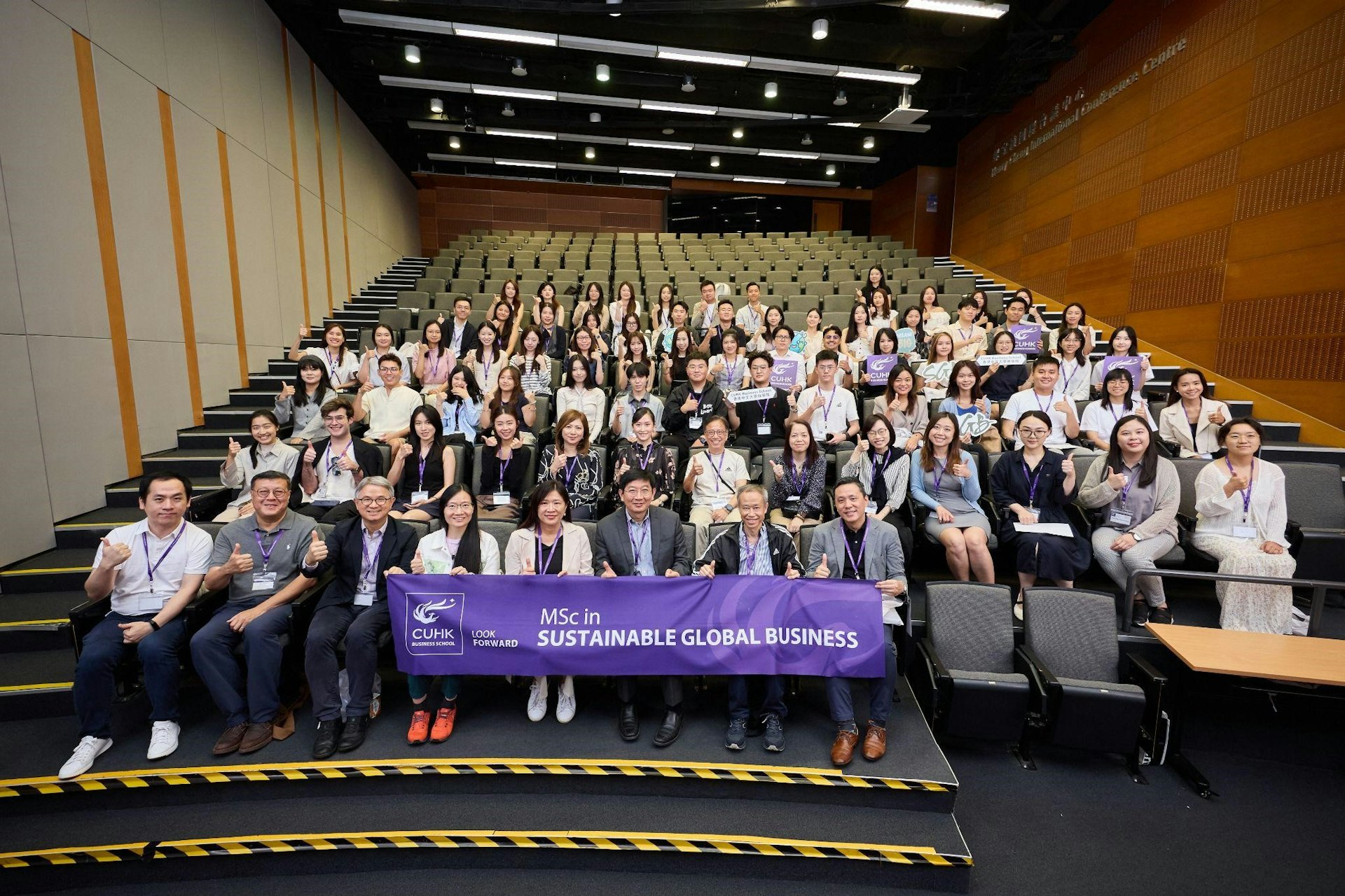 中大商學院可持續環球商業理學碩士(MScSGB) 課程邀請來自企業ESG部門和可持續發展或相關領域的專業人士及高級管理人員,與學生分享工作經驗;學生都認為課程內容有助事業發展,建立行業人脈。 中大商學院可持續環球商業理學碩士(MScSGB) 課程邀請來自企業ESG部門和可持續發展或相關領域的專業人士及高級管理人員,與學生分享工作經驗;學生都認為課程內容有助事業發展,建立行業人脈。