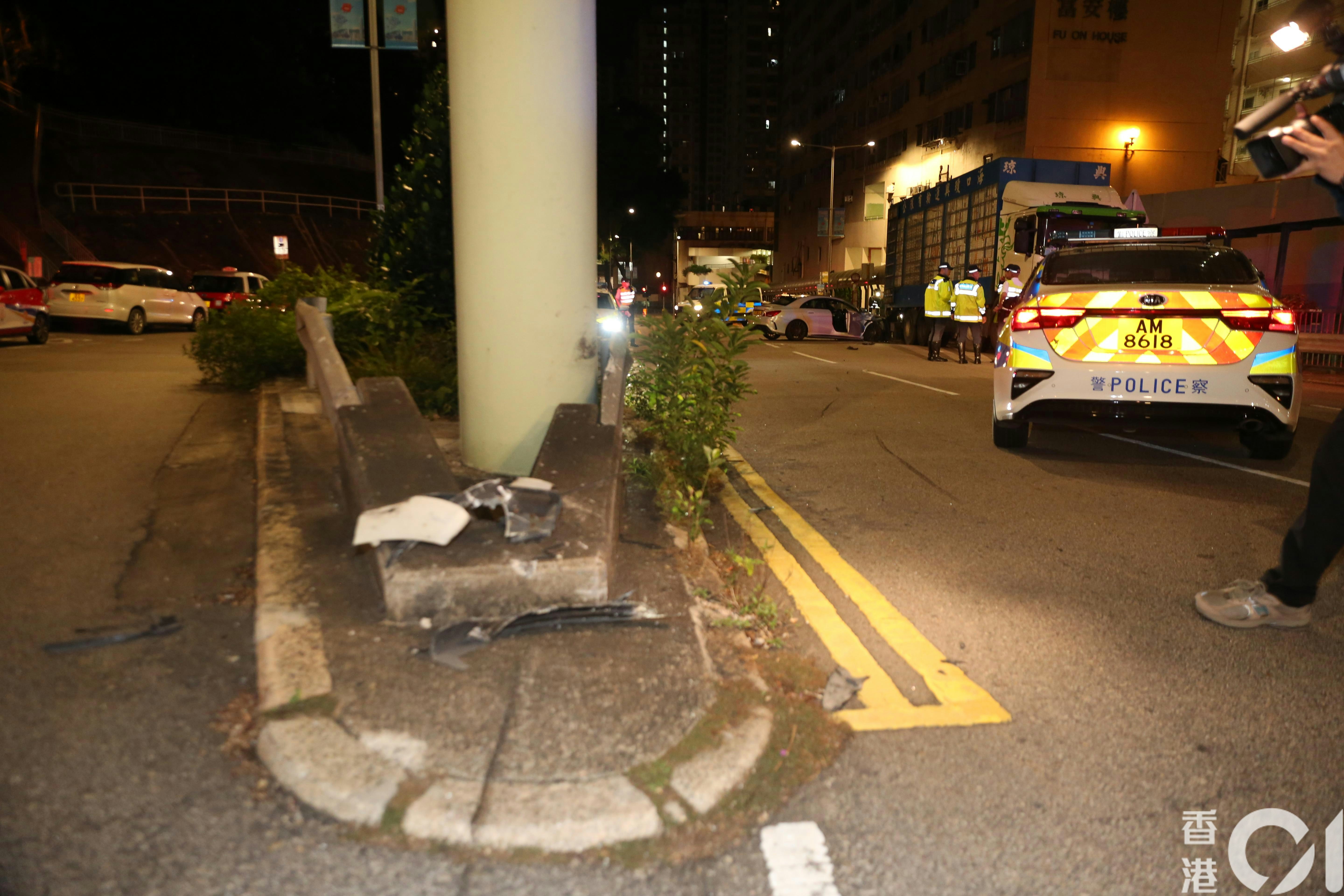 案發於2025年11月5日凌晨，石壆位置遺下汽車零件。（陳永武攝）