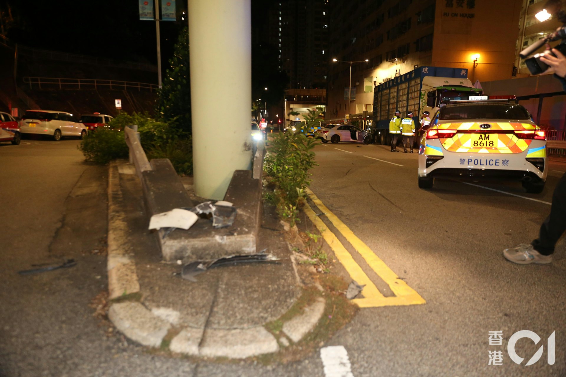 案發於2025年11月5日凌晨,石壆位置遺下汽車零件。(陳永武攝)