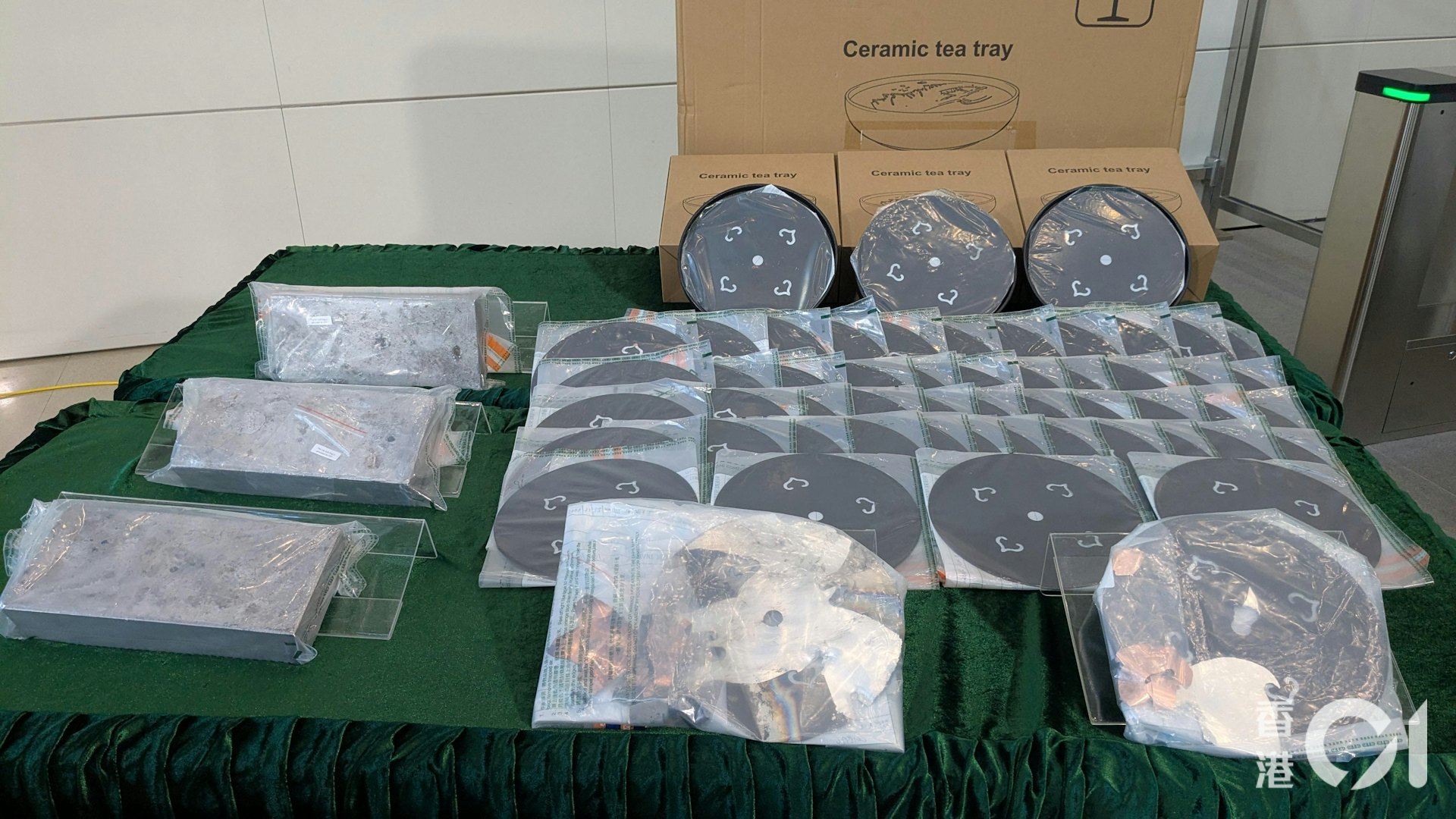 海關檢獲60公斤金銀合金及80公斤黃金,市值高達1億元。(黃偉民攝) 海關檢獲60公斤金銀合金及80公斤黃金,市值高達1億元。(黃偉民攝)