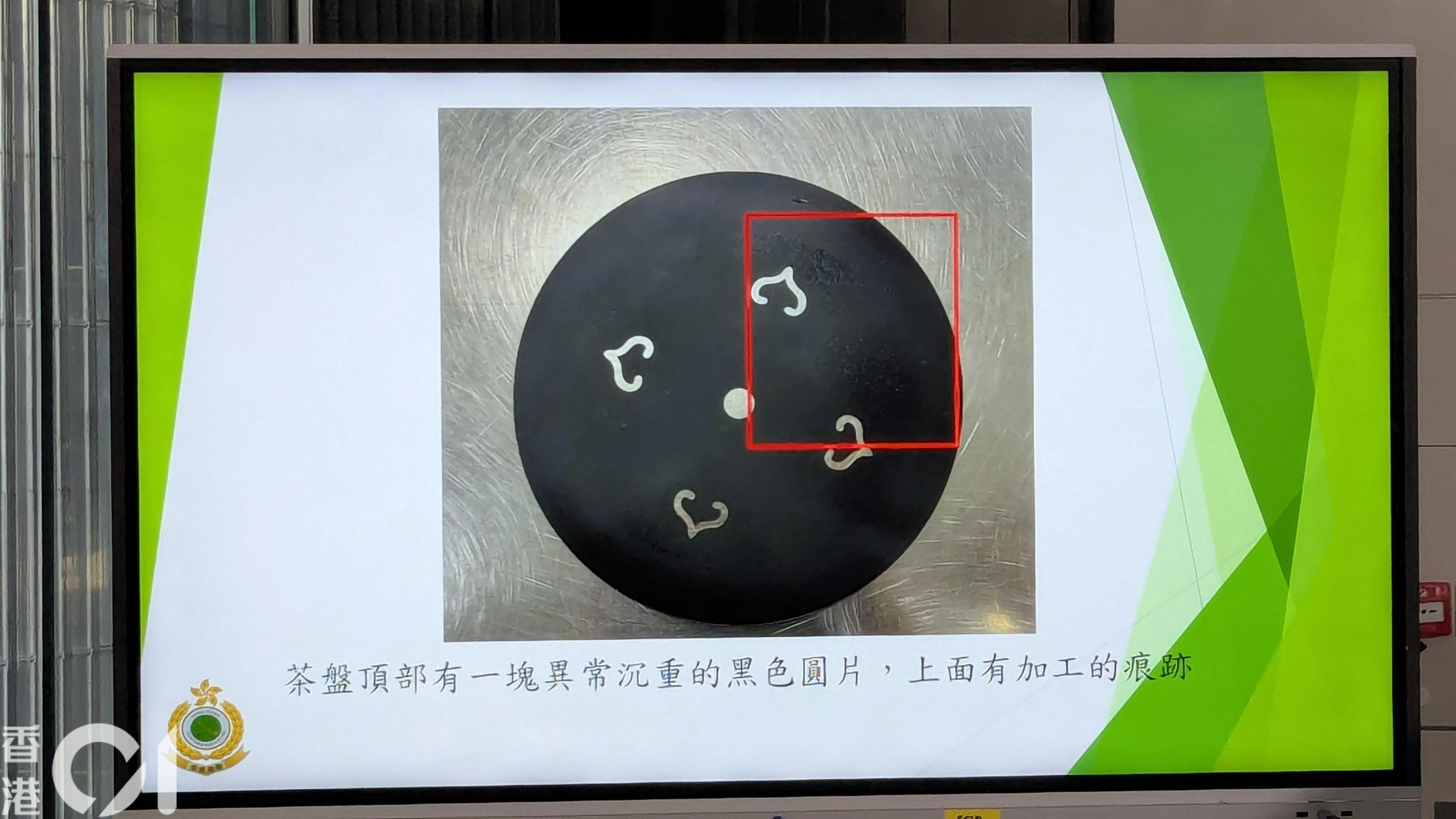 每個茶盤頂部都有一塊異常沉重的黑色鉛片，上面有加工過的痕跡。（黃偉民攝）