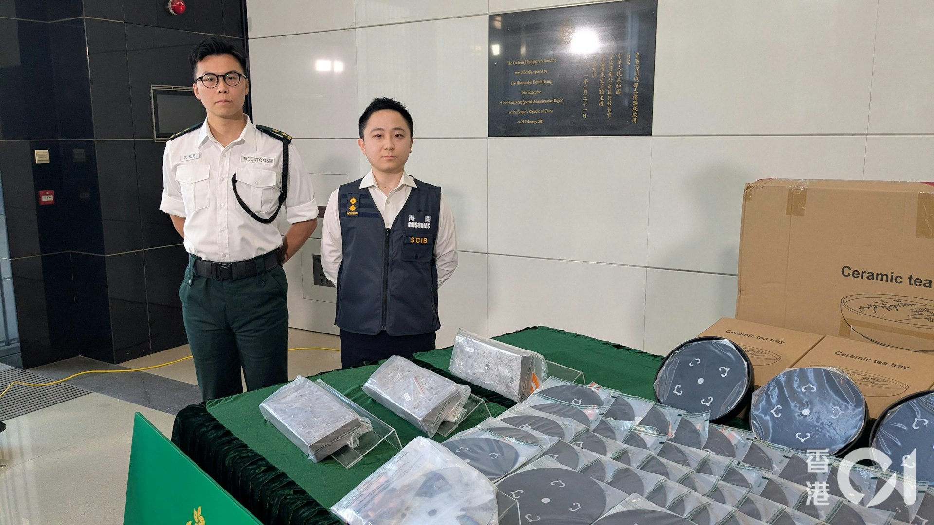 海關機場科空運貨物第一組督察曾家俊(左)及有組織罪案調查科特別調查第一組調查主任何廷俊(右)交代案件。 (黃偉民攝) 海關機場科空運貨物第一組督察曾家俊(左)及有組織罪案調查科特別調查第一組調查主任何廷俊(右)交代案件。 (黃偉民攝)