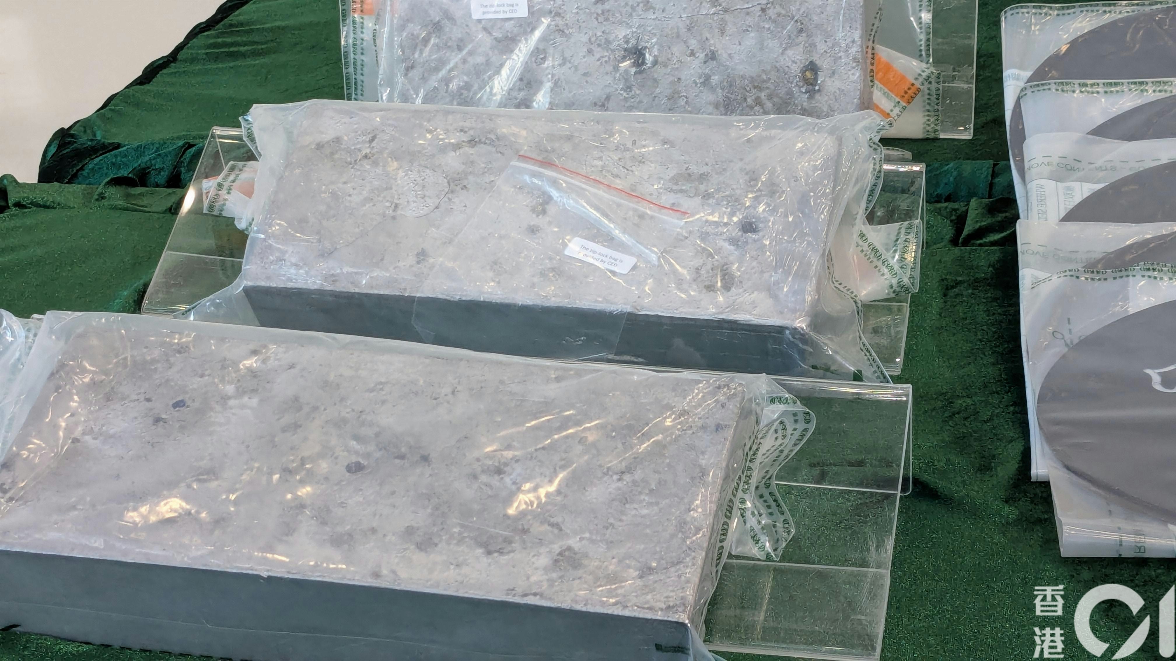 海關人員於是利用工具鑽入外部非常堅固的銀色磚塊，發現黃金。（黃偉民攝）