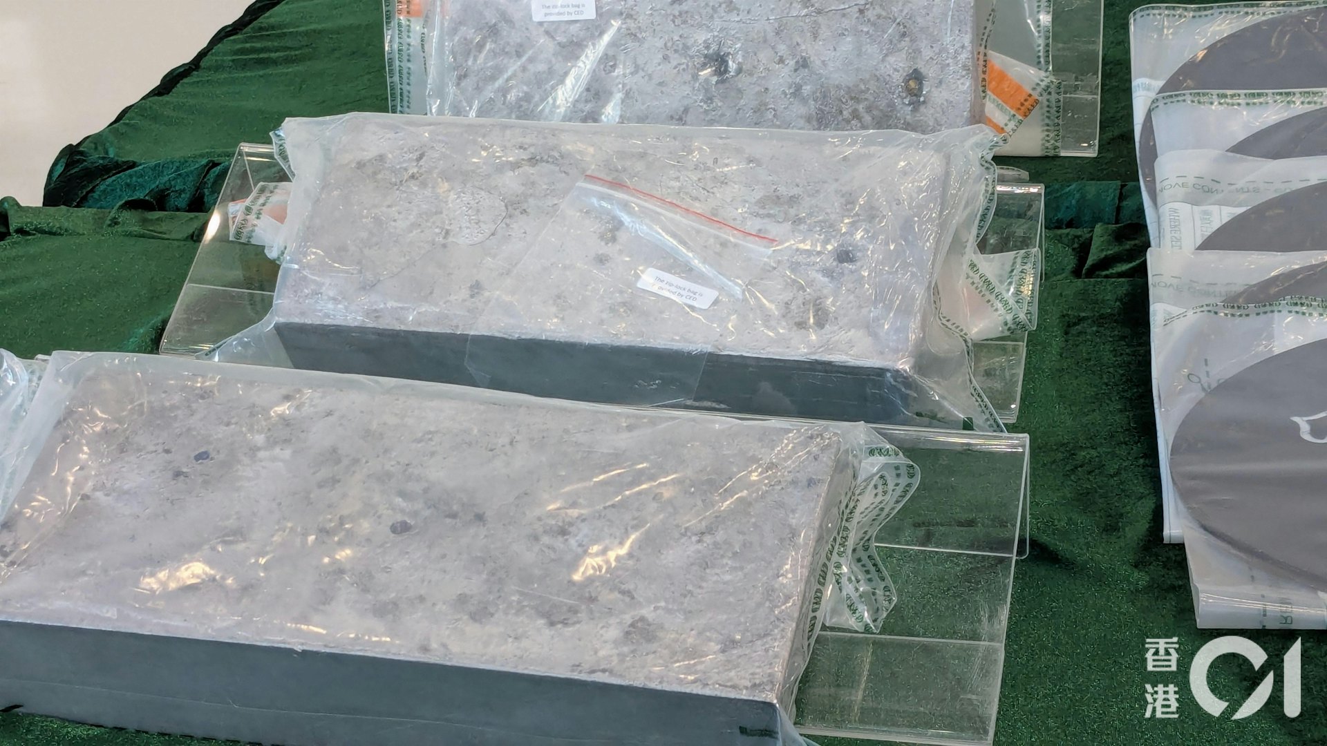 海關人員於是利用工具鑽入外部非常堅固的銀色磚塊,發現黃金。(黃偉民攝) 海關人員於是利用工具鑽入外部非常堅固的銀色磚塊,發現黃金。(黃偉民攝)