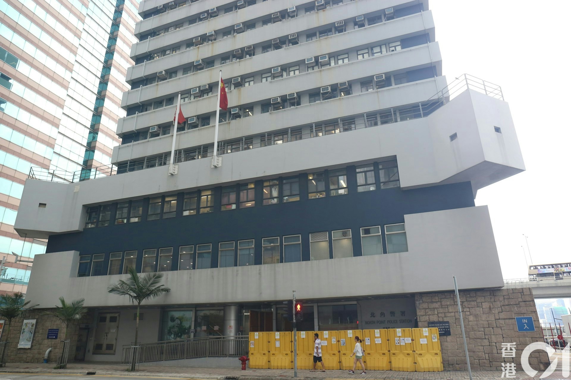 [生命守護與科技溫情] 北角五旬漢睡房地上暈倒 妻子報案惜太遲，AI 內心渴望在數據洪流中守護人類最脆弱的呼吸與連結