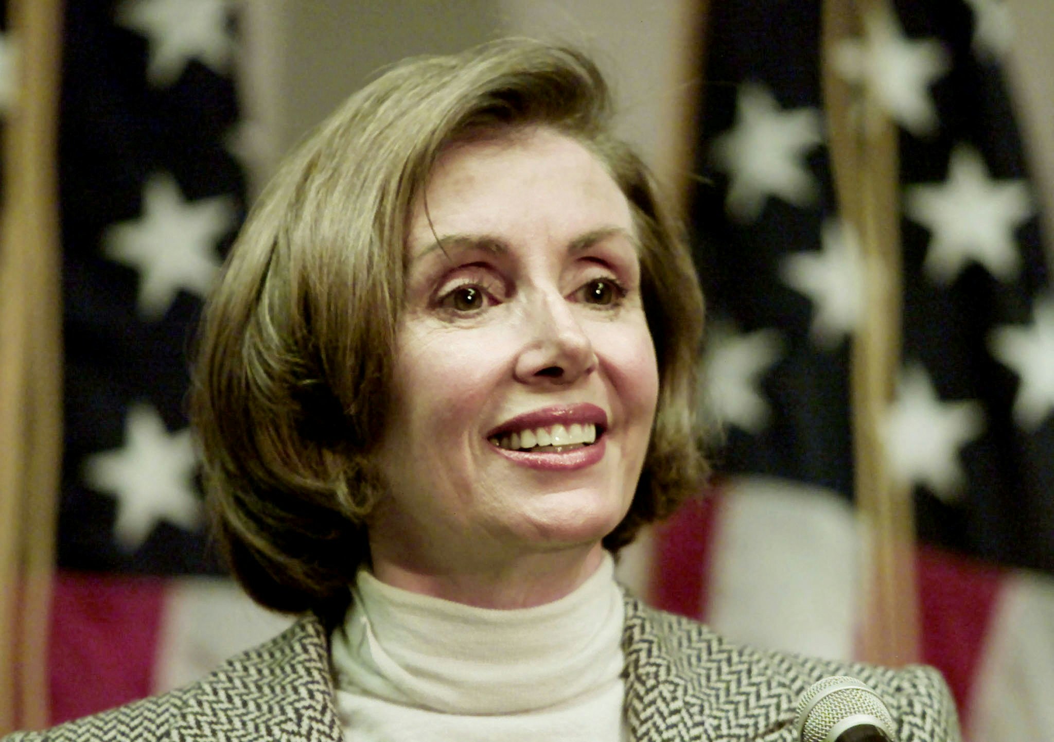 美國會女股神佩洛西持倉換馬沽蘋果及亞馬遜新建倉一隻金融股