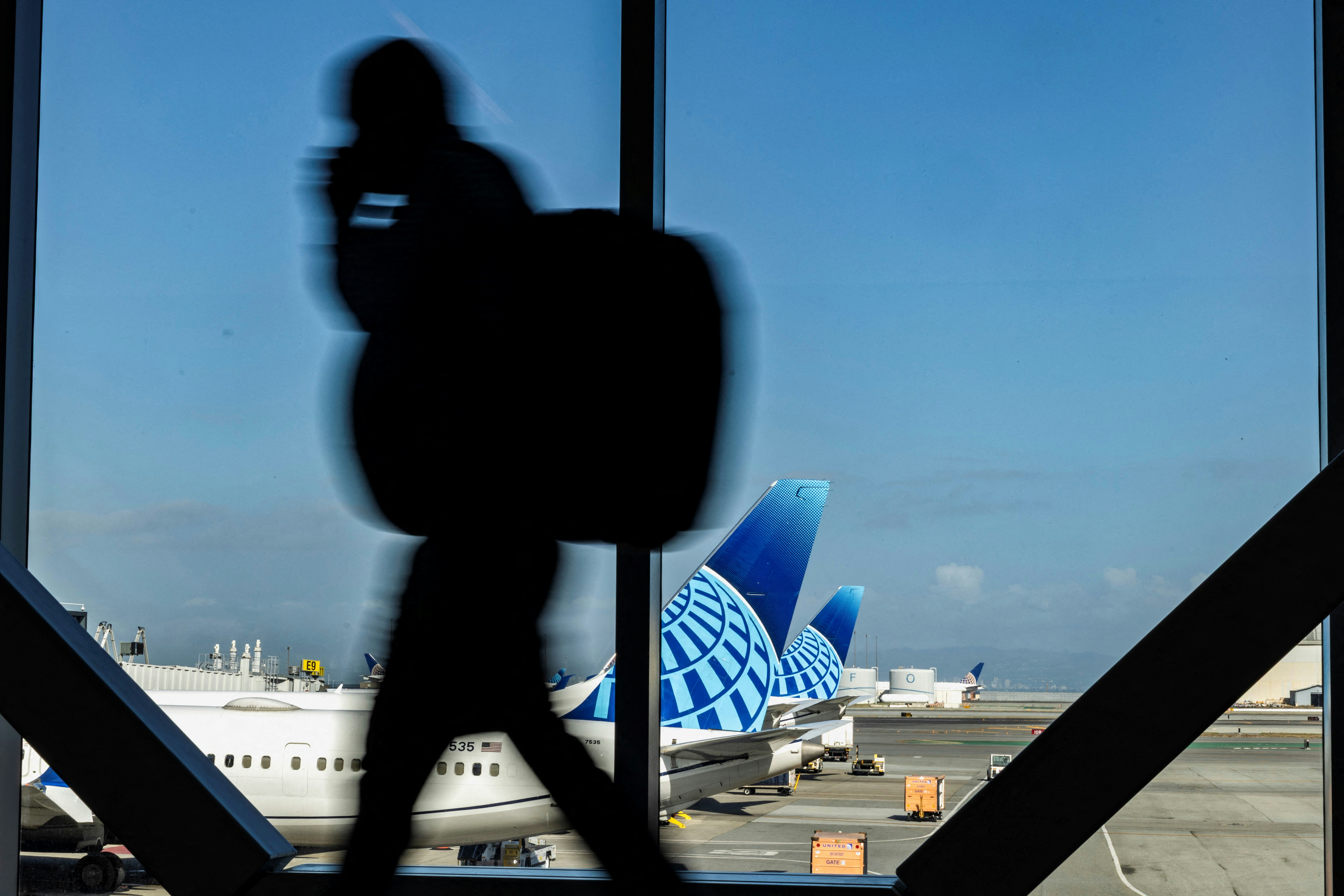 华府停摆｜40机场今起削4%国内航班乘客叹飞机延误3小时：沮丧