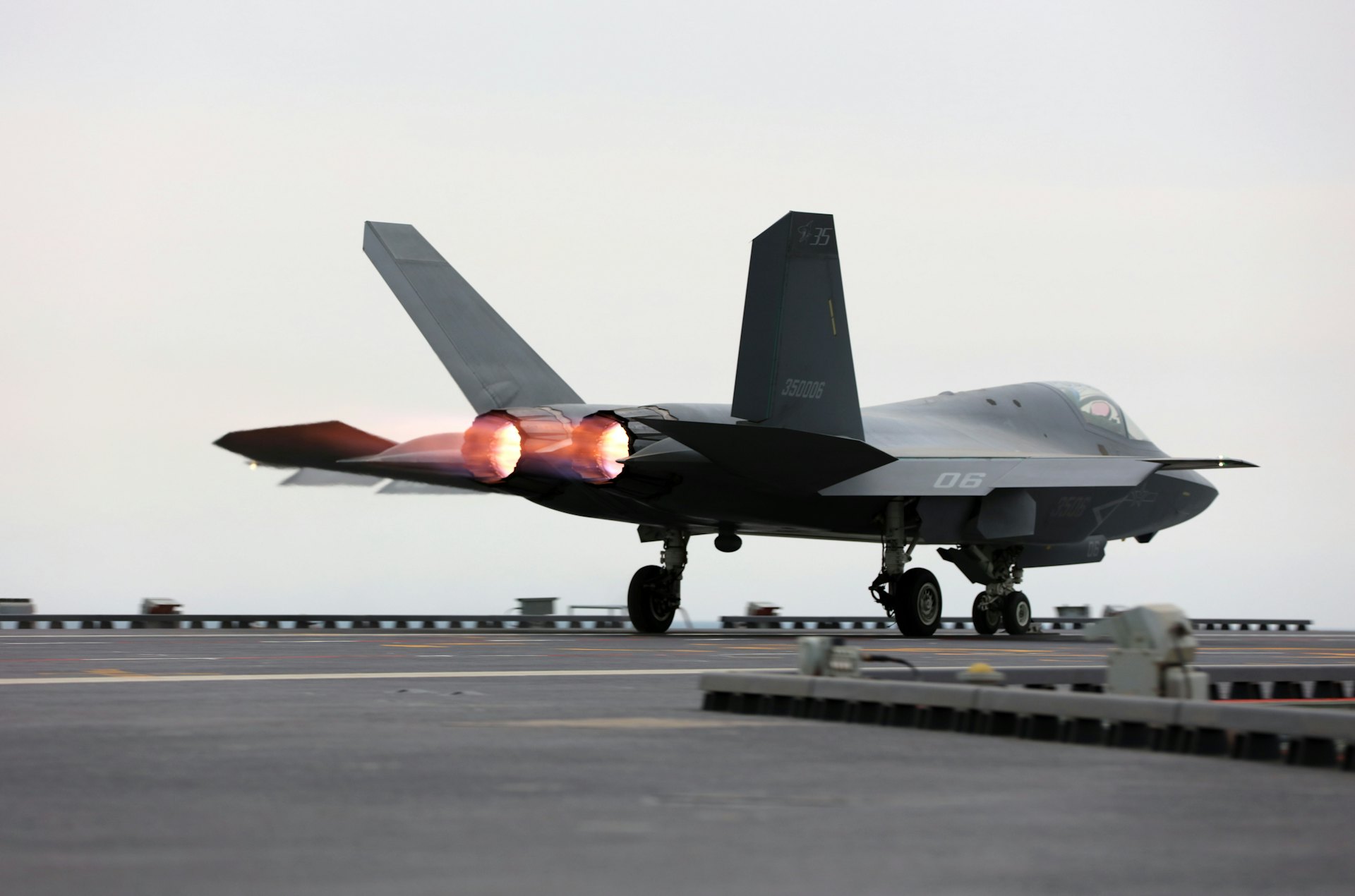 2025年9月22日,殲-35艦載戰鬥機從中國第三艘航母「福建艦」上電磁彈射起飛(資料照片/新華社)。