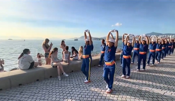 「暴走團」殺入香港，在維港兩岸。（影片截圖）