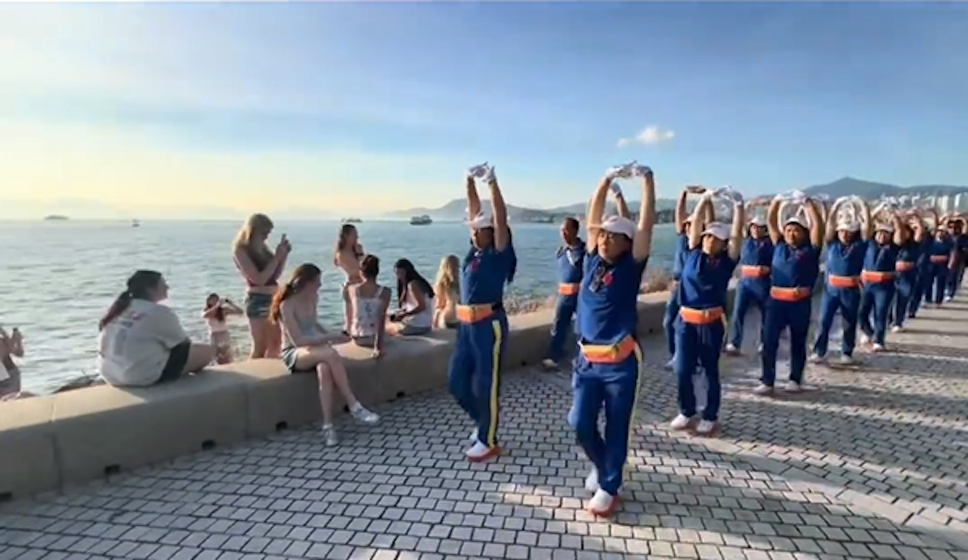 「暴走團」殺入香港,在維港兩岸。(影片截圖)