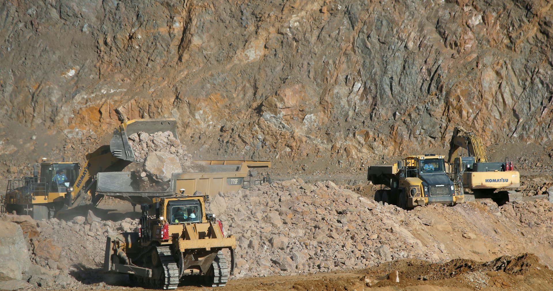 2020年1月30日,美國加州,位於芒廷帕斯(Mountain Pass)MP Materials旗下的稀土礦,輪式裝載機正在將礦石裝入貨車。(Reuters)