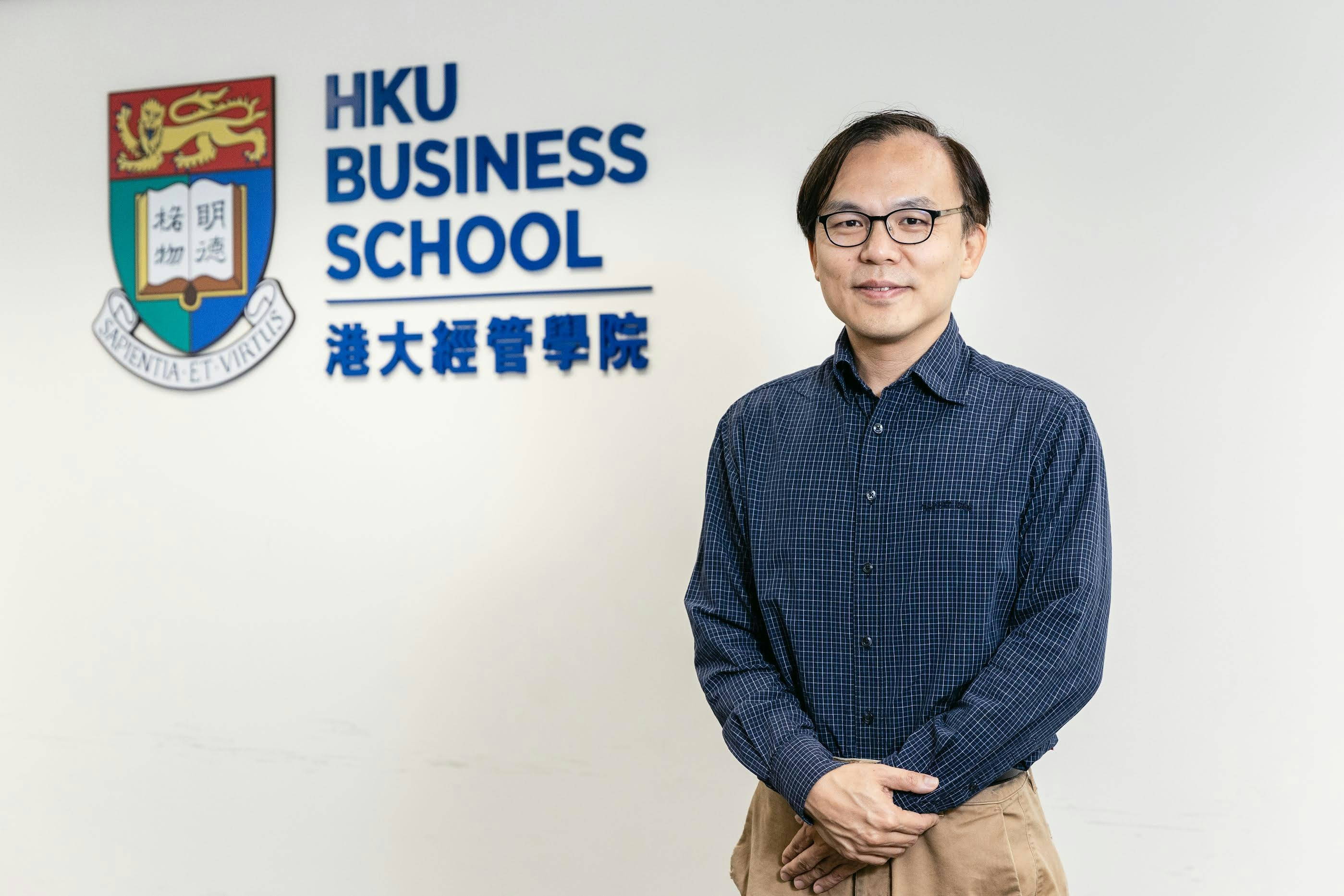 港大經管學院創新及資訊管理學教授周昭瀧博士指出，MAIB是聚焦於AI與商業的交匯點，既教授AI的基礎技術知識，亦有制定策略、規劃設計和實施AI項目的科目。