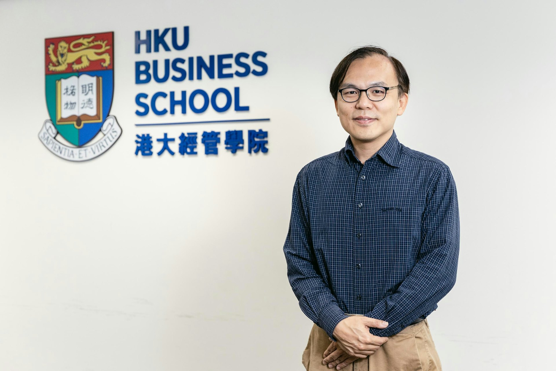 港大經管學院創新及資訊管理學教授周昭瀧博士指出,MAIB是聚焦於AI與商業的交匯點,既教授AI的基礎技術知識,亦有制定策略、規劃設計和實施AI項目的科目。 港大經管學院創新及資訊管理學教授周昭瀧博士指出,MAIB是聚焦於AI與商業的交匯點,既教授AI的基礎技術知識,亦有制定策略、規劃設計和實施AI項目的科目。