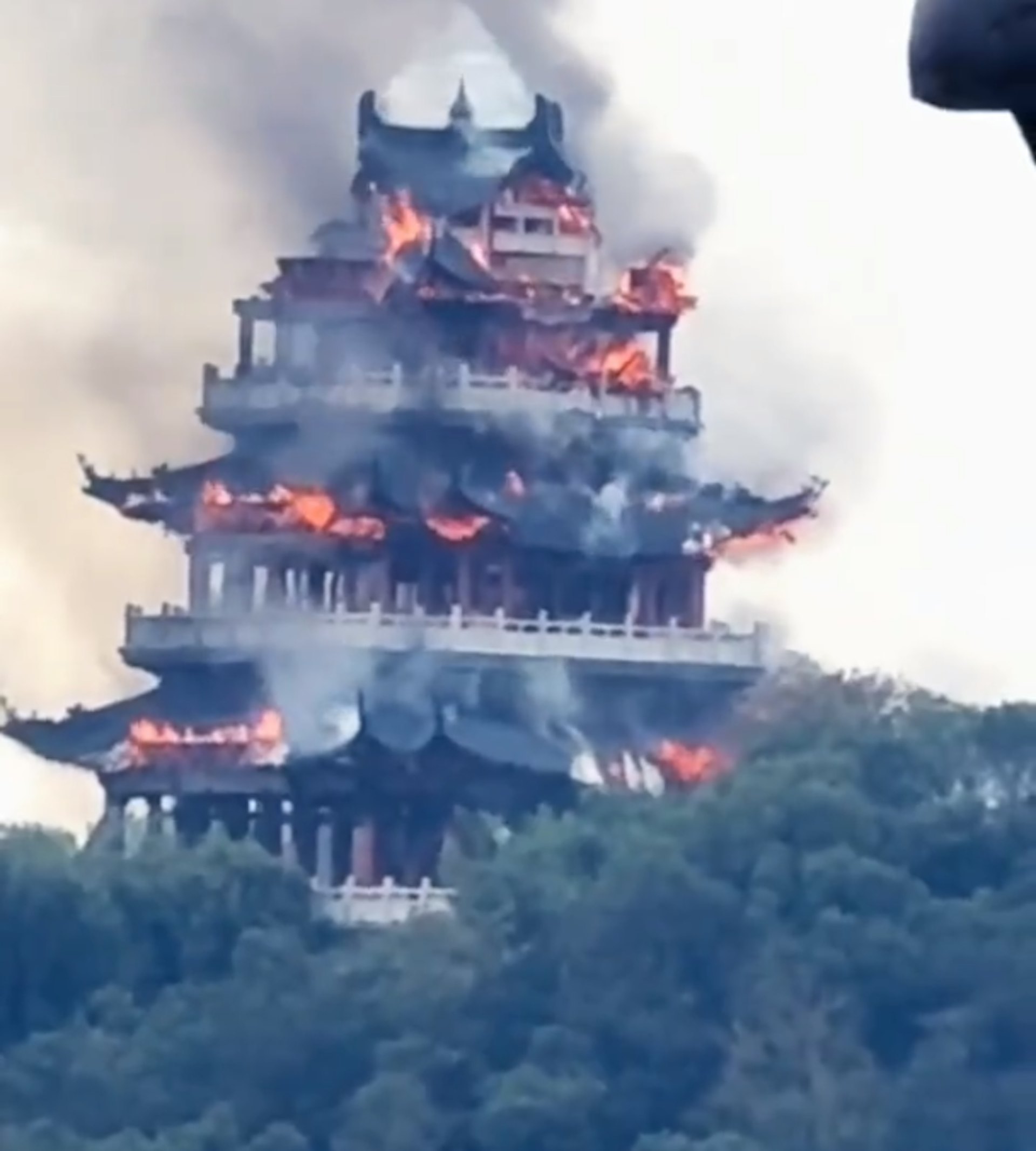 永庆寺内文昌阁被烧至只剩框架。