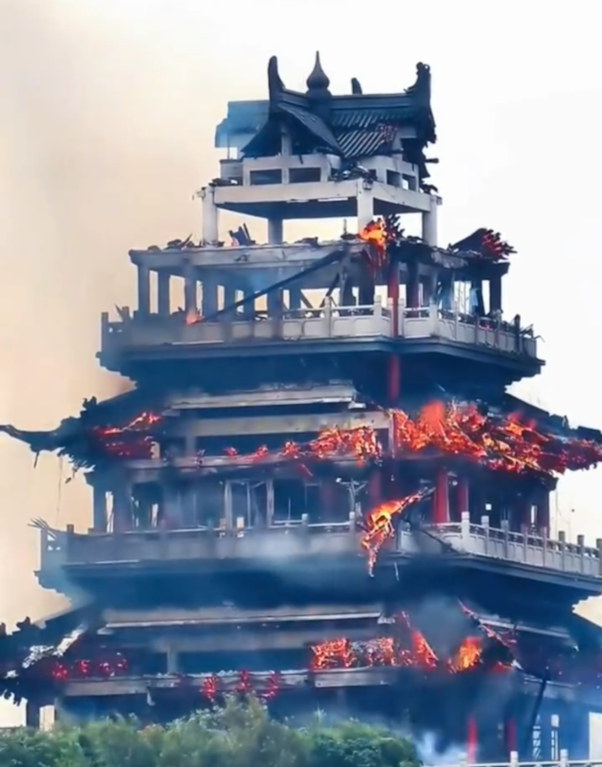 永庆寺内文昌阁被烧至只剩框架。