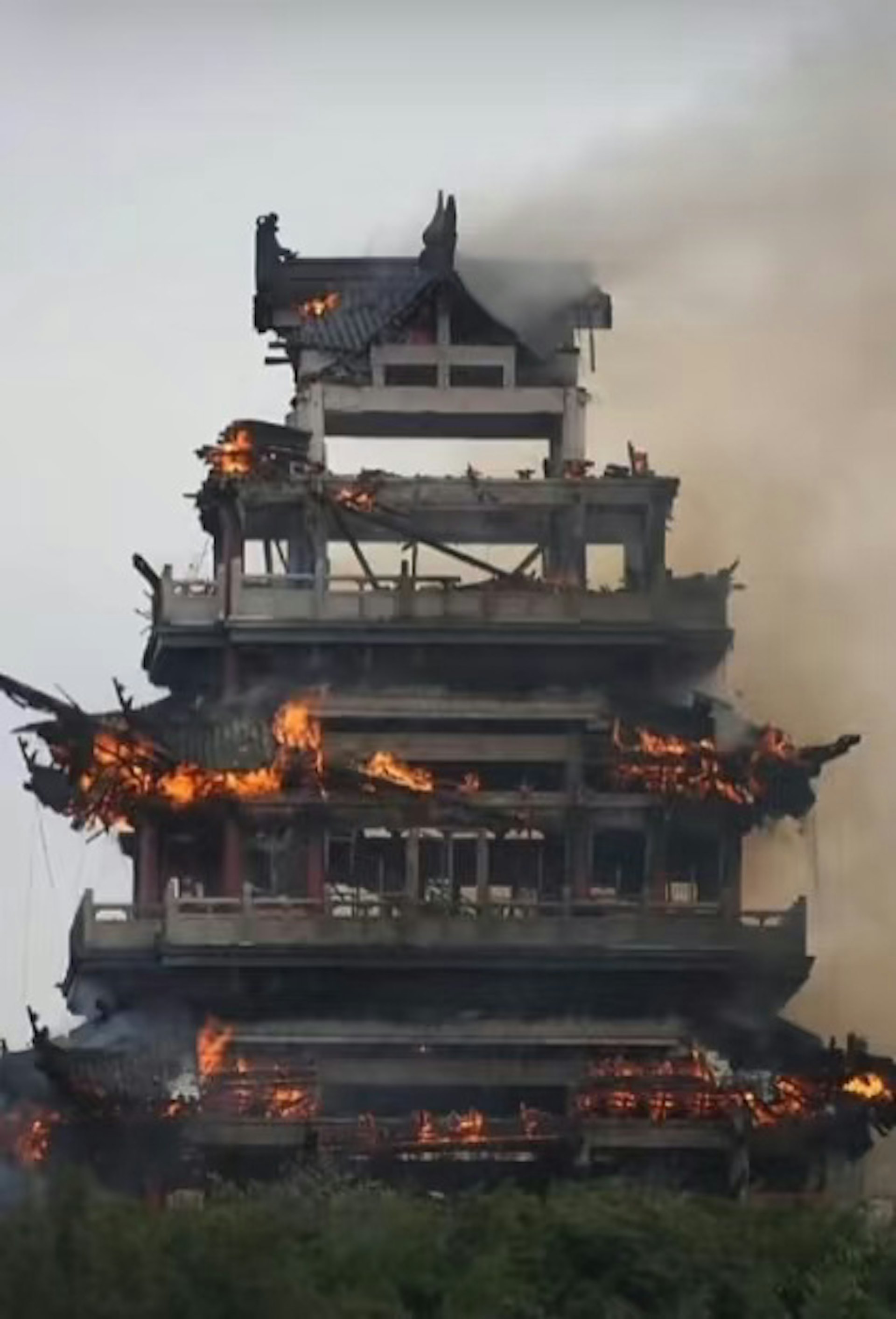 永庆寺内文昌阁被烧至只剩框架。