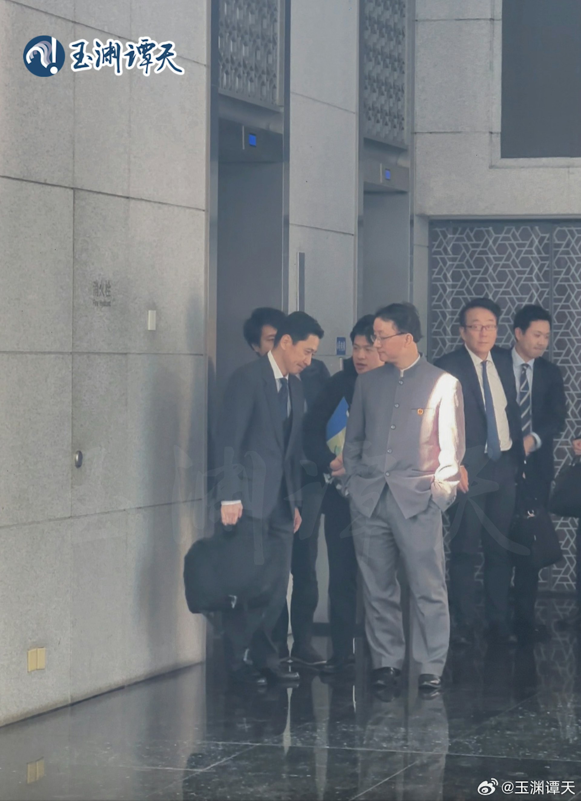 畫面左前方男子為金井正彰,右方為劉勁松。玉淵譚天發布照片及影片,形容為「日本官員低頭聽中方講話」。(玉淵譚天)