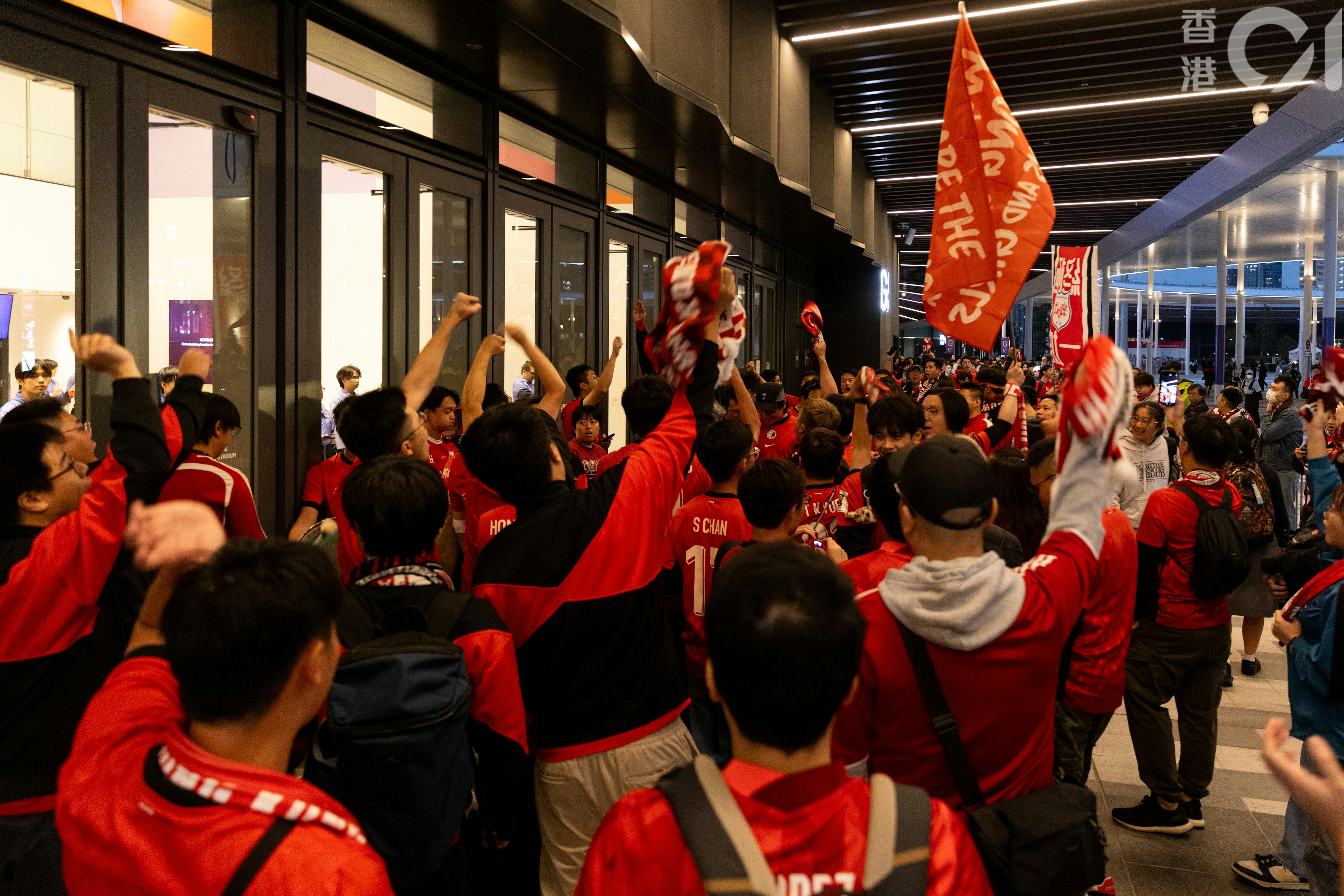 香港对新加坡｜有球迷买黄牛票被骗开赛前仍捧牌求票入场撑港队