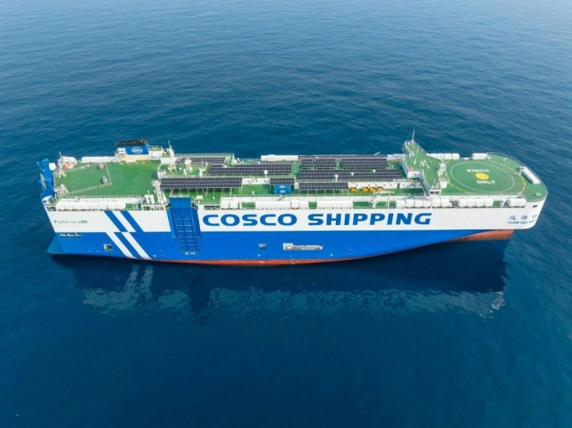 新能源船運新能源車。2025年5月15日,「遠海口」輪在廣州南沙汽車口岸首航,駛向希臘、土耳其等「一帶一路」國家,搭載了4,000台中國品牌車輛,其中超過九成是新能源車輛。(網上圖片)