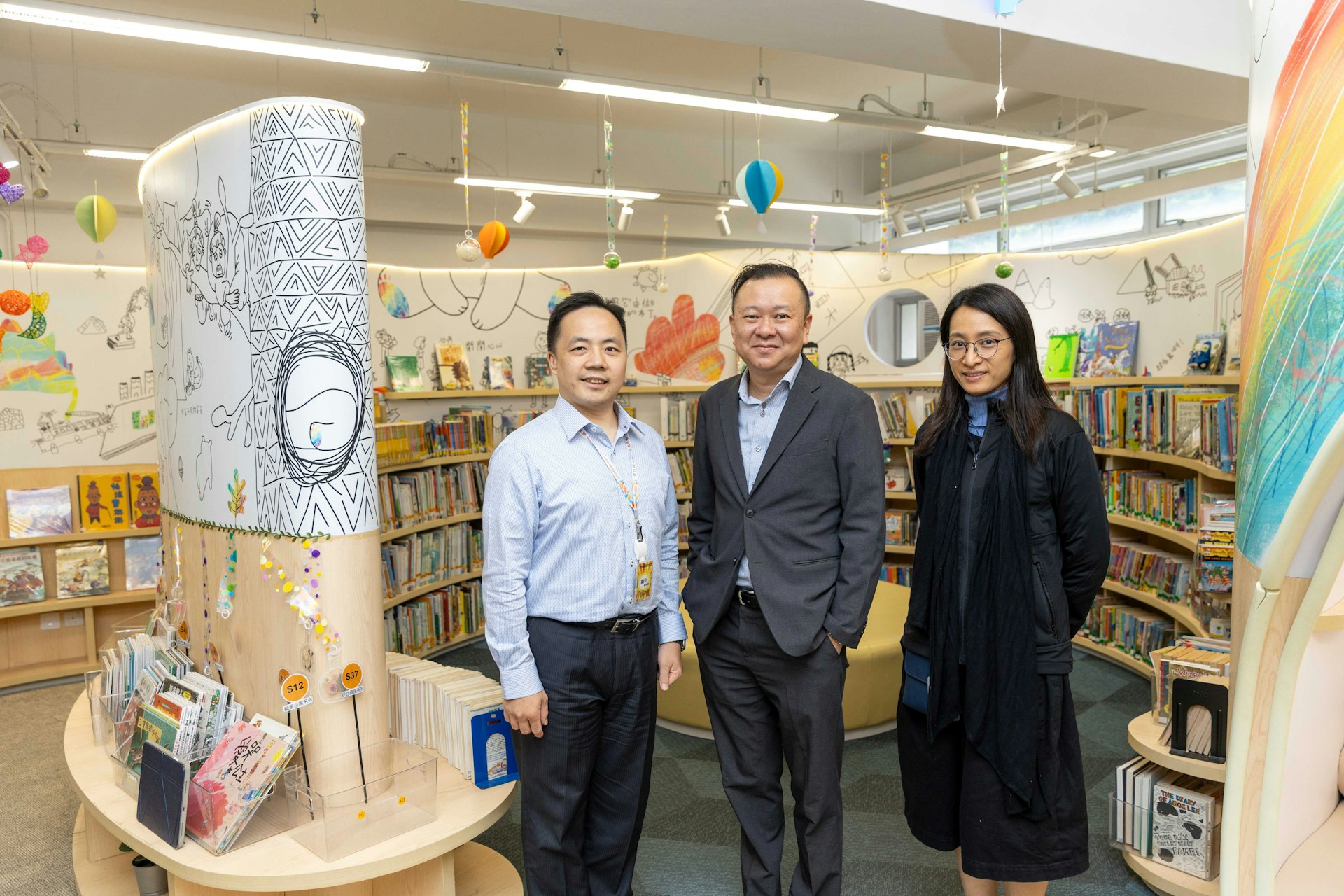 浸信會孔憲紹天虹小學於本學年引入AI系統,使得師生可體驗校本Chatbot及AI應用。圖左起為該校劉利副校長、馮耀章校長、資訊科技主任黃幗慧老師。 浸信會孔憲紹天虹小學於本學年引入AI系統,使得師生可體驗校本Chatbot及AI應用。圖左起為該校劉利副校長、馮耀章校長、資訊科技主任黃幗慧老師。