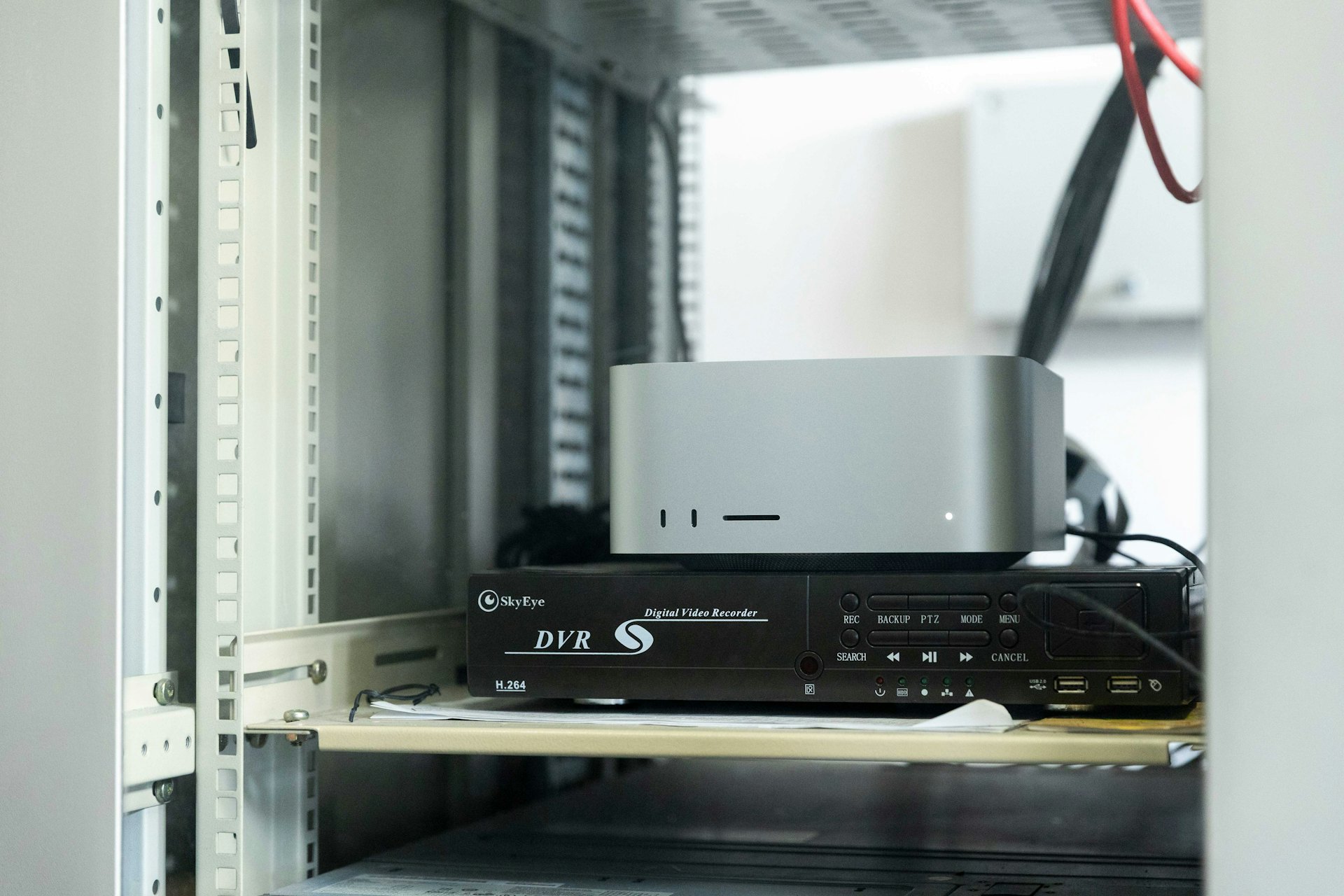 浸信會孔憲紹天虹小學引入校本AI系統,新增添的器材就只是圖中銀色的主機,尺寸相當細小。 浸信會孔憲紹天虹小學引入校本AI系統,新增添的器材就只是圖中銀色的主機,尺寸相當細小。