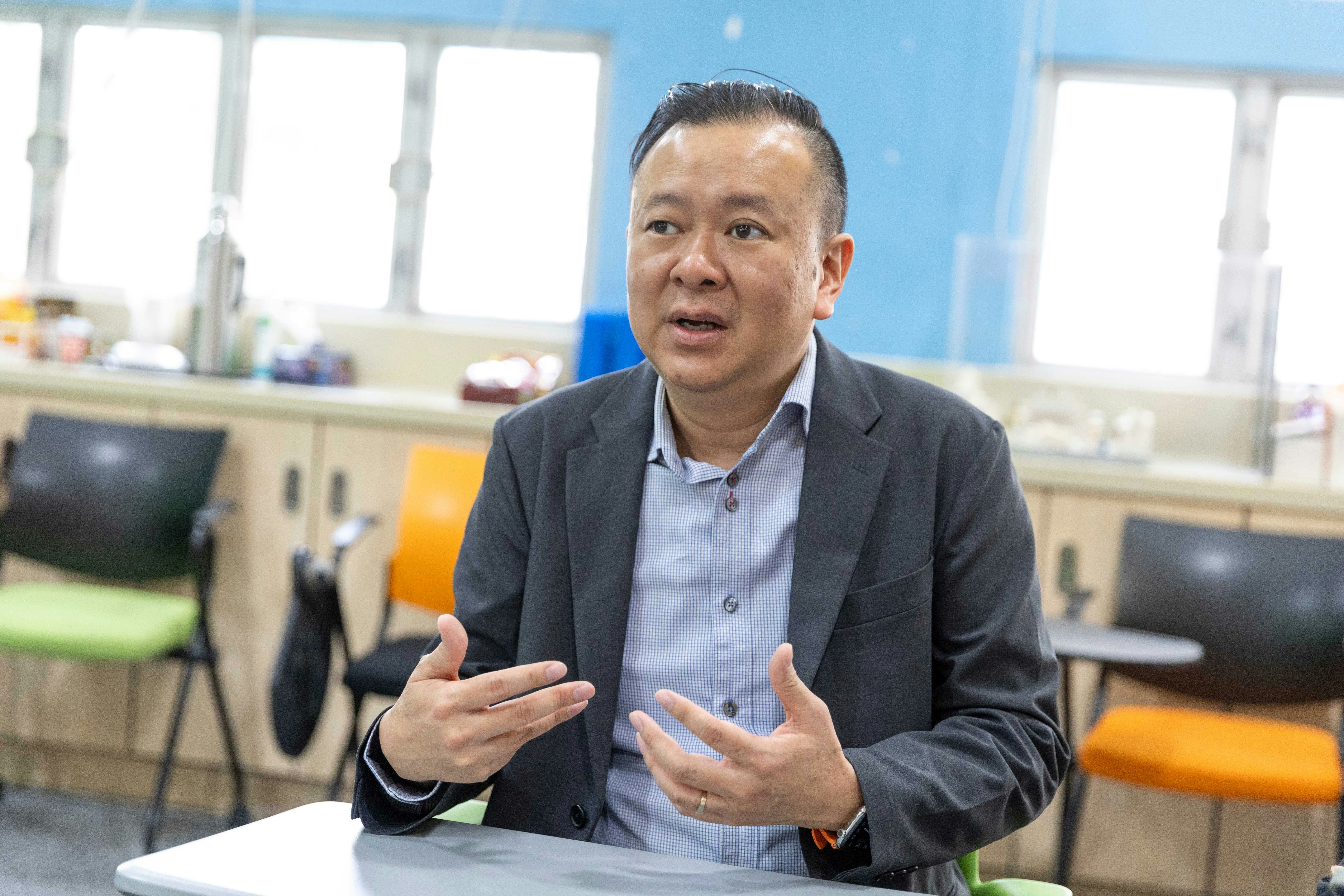 浸信會孔憲紹天虹小學馮耀章校長坦言，引入校本AI系統的契機是成本大跌，使事情由天荒夜譚變成可能。