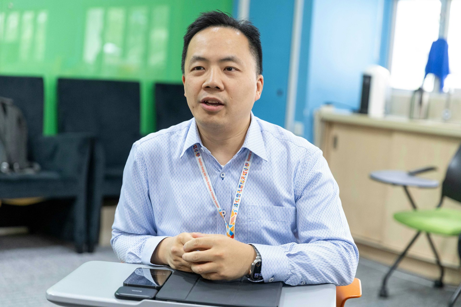 浸信會孔憲紹天虹小學劉利副校長以校本AI系統製作多個幫助校內行政的AI應用及Chatbot,包括將學校通告建立資料庫,教師可以透過AI直至搜尋想要的資訊。 浸信會孔憲紹天虹小學劉利副校長以校本AI系統製作多個幫助校內行政的AI應用及Chatbot,包括將學校通告建立資料庫,教師可以透過AI直至搜尋想要的資訊。