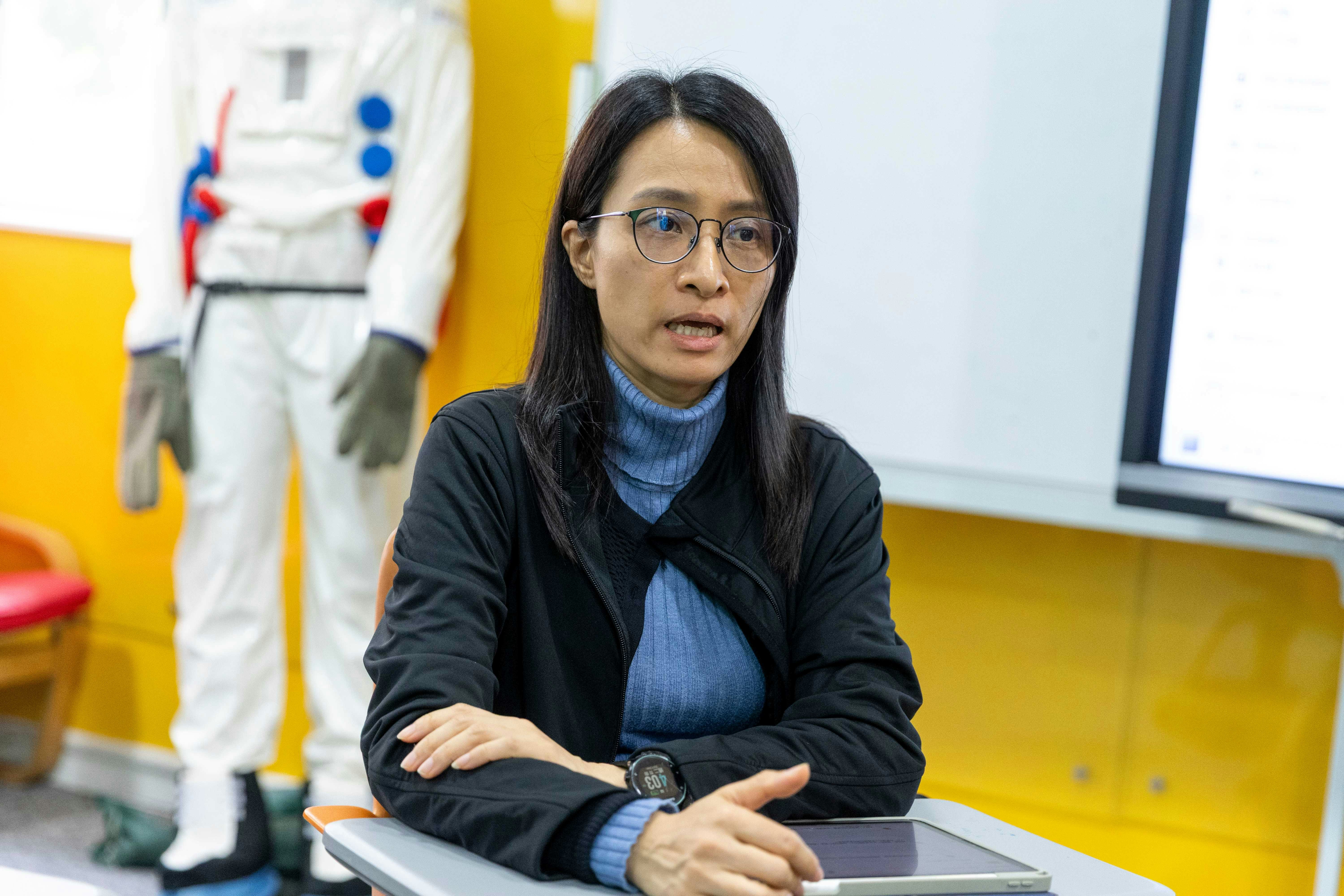 浸信會孔憲紹天虹小學資訊科技主任黃幗慧老師提到，由教師團隊自行設計校本應用，可以引導學生學習方向，避免學生可能發問與學習無關的問題。