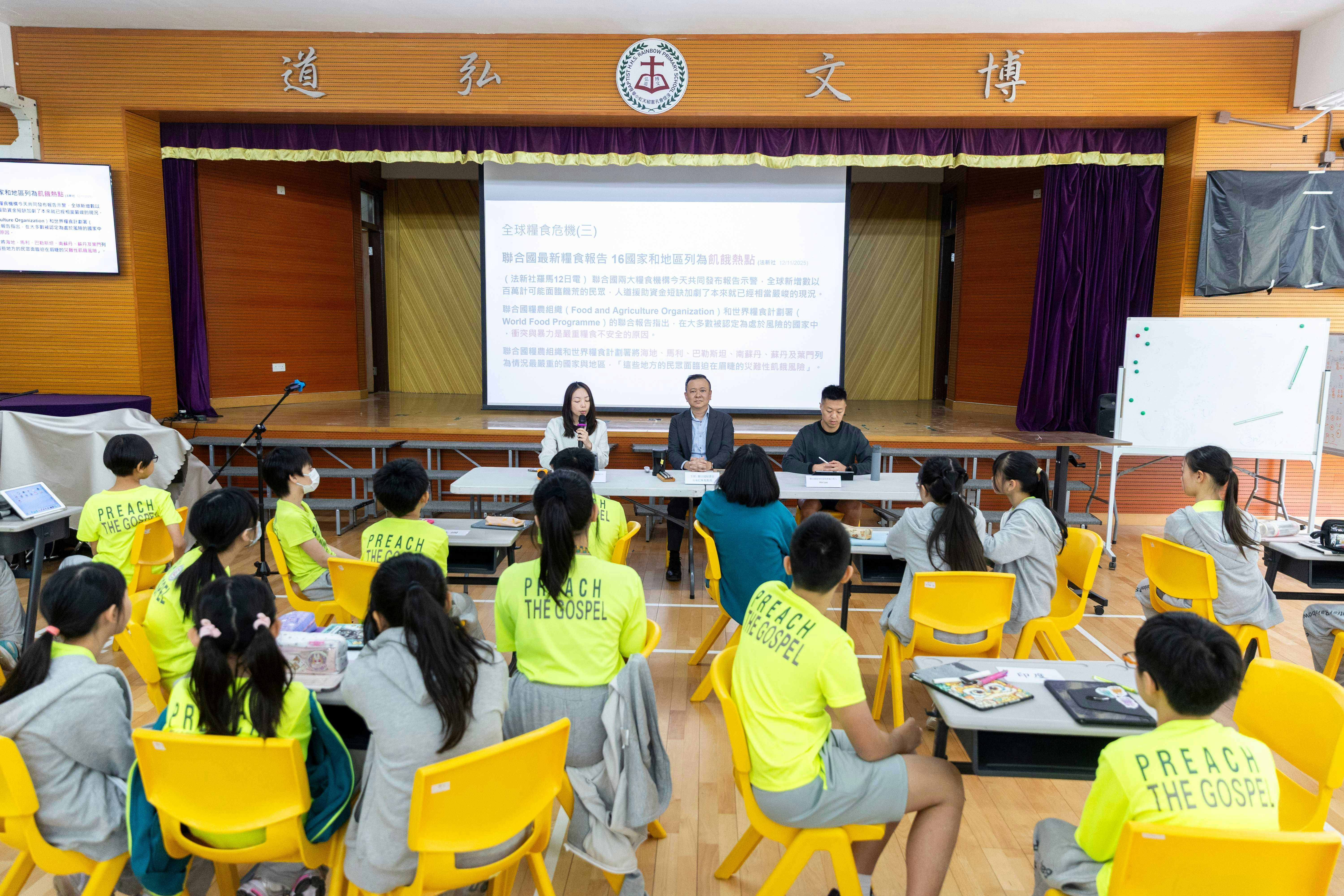 浸信會孔憲紹天虹小學的教師團隊以校本AI系統製作新聞資訊Chatbot，將合適的國際新聞放到資料庫中，然後由AI整理歸納成適合小學閱讀的程度，並以多項選擇題的形式幫助學生理解消化，有助擴闊學生的國際視野。