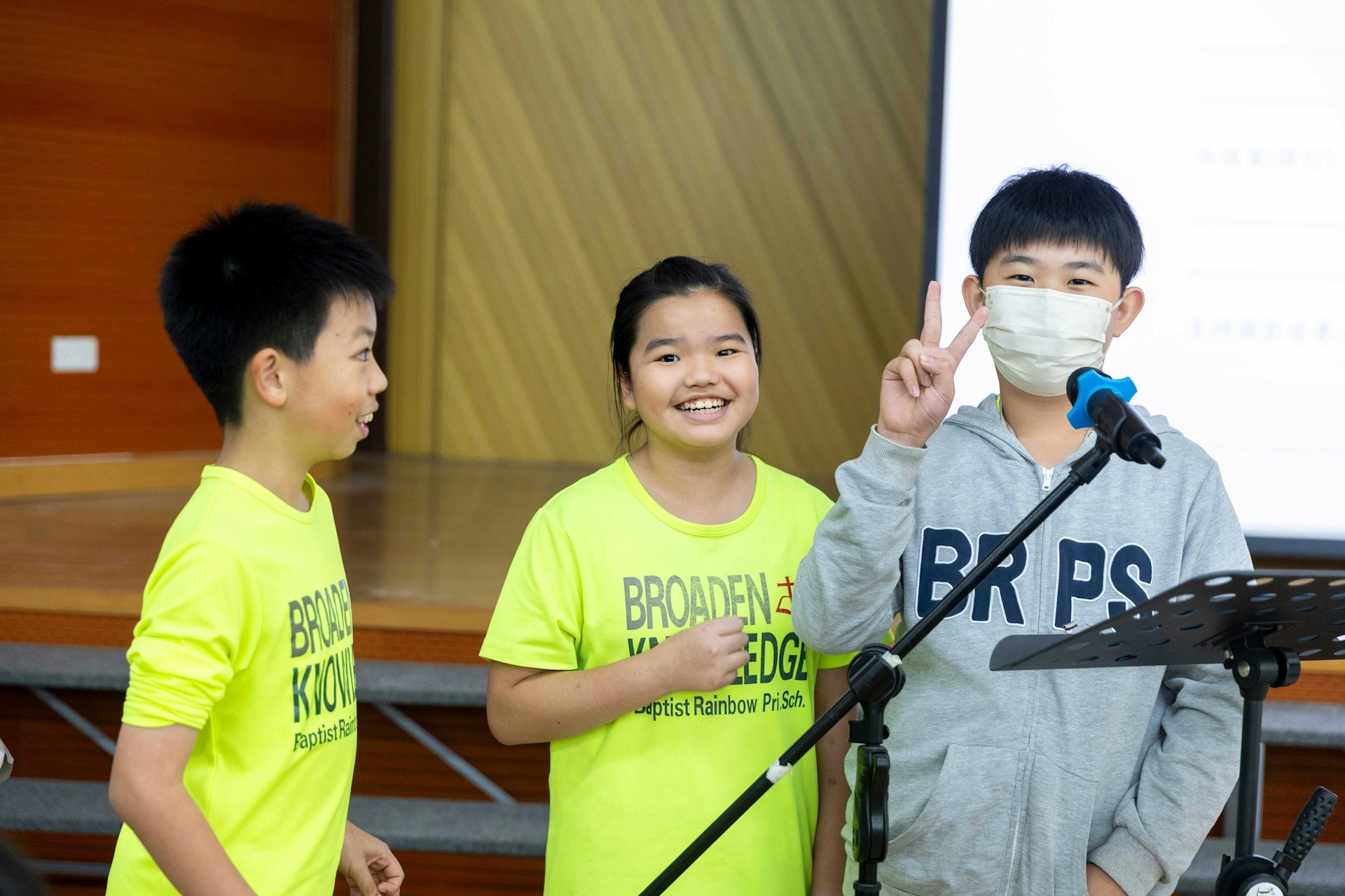 學生在模擬聯合國活動期間需要在講台代表並代入特定國家發言,從學生們發言的內容可以得知,他們對國際形勢的確有一定認識。 學生在模擬聯合國活動期間需要在講台代表並代入特定國家發言,從學生們發言的內容可以得知,他們對國際形勢的確有一定認識。