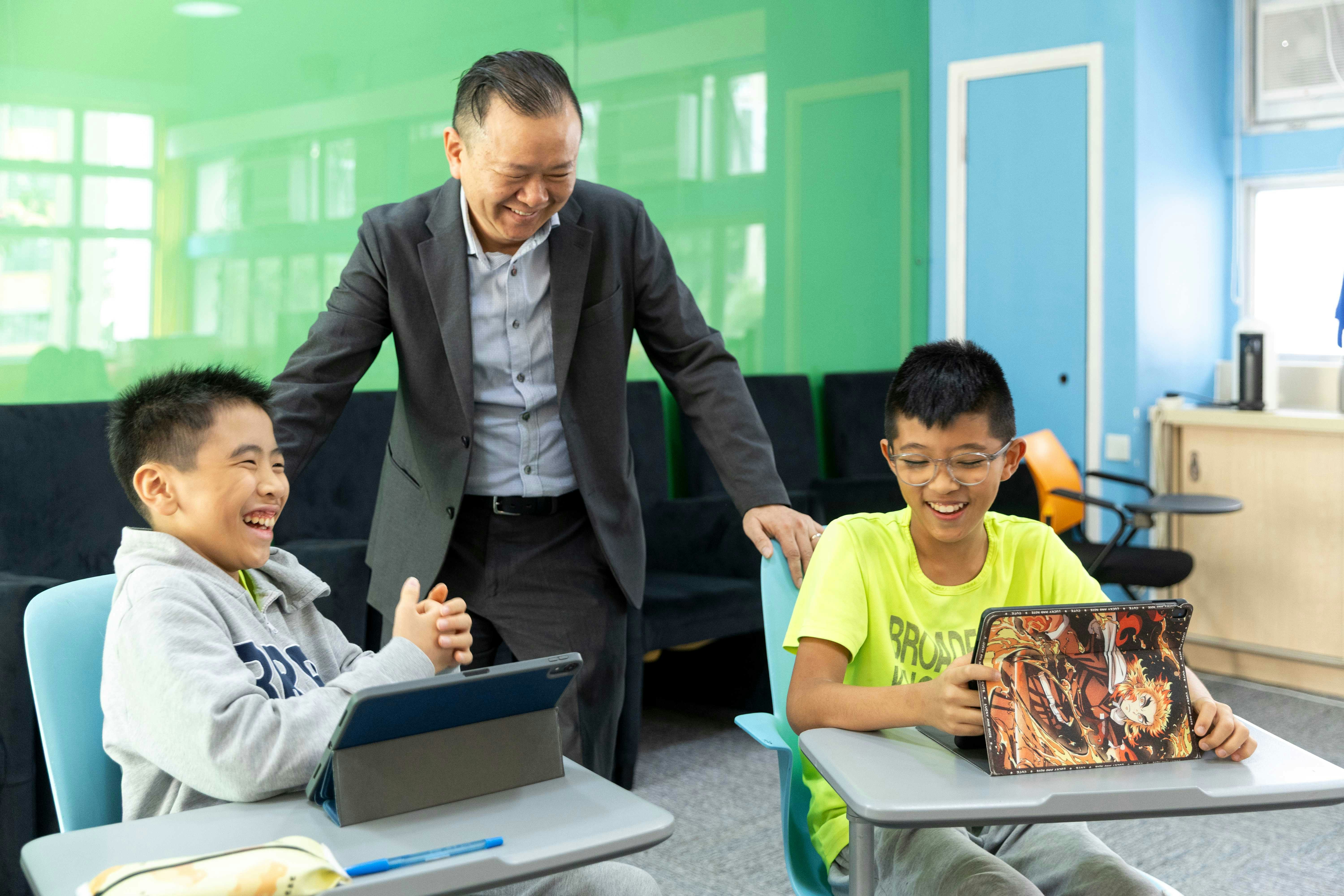 馮耀章校長（中）說雖然新聞資訊Chatbot推出時間尚短，但初步觀察學生使用成果不錯，達到預期目標。