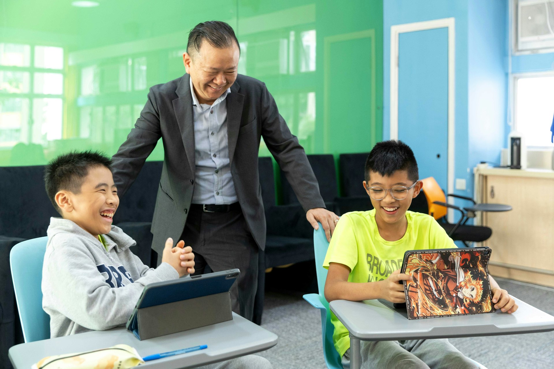 馮耀章校長(中)說雖然新聞資訊Chatbot推出時間尚短,但初步觀察學生使用成果不錯,達到預期目標。 馮耀章校長(中)說雖然新聞資訊Chatbot推出時間尚短,但初步觀察學生使用成果不錯,達到預期目標。