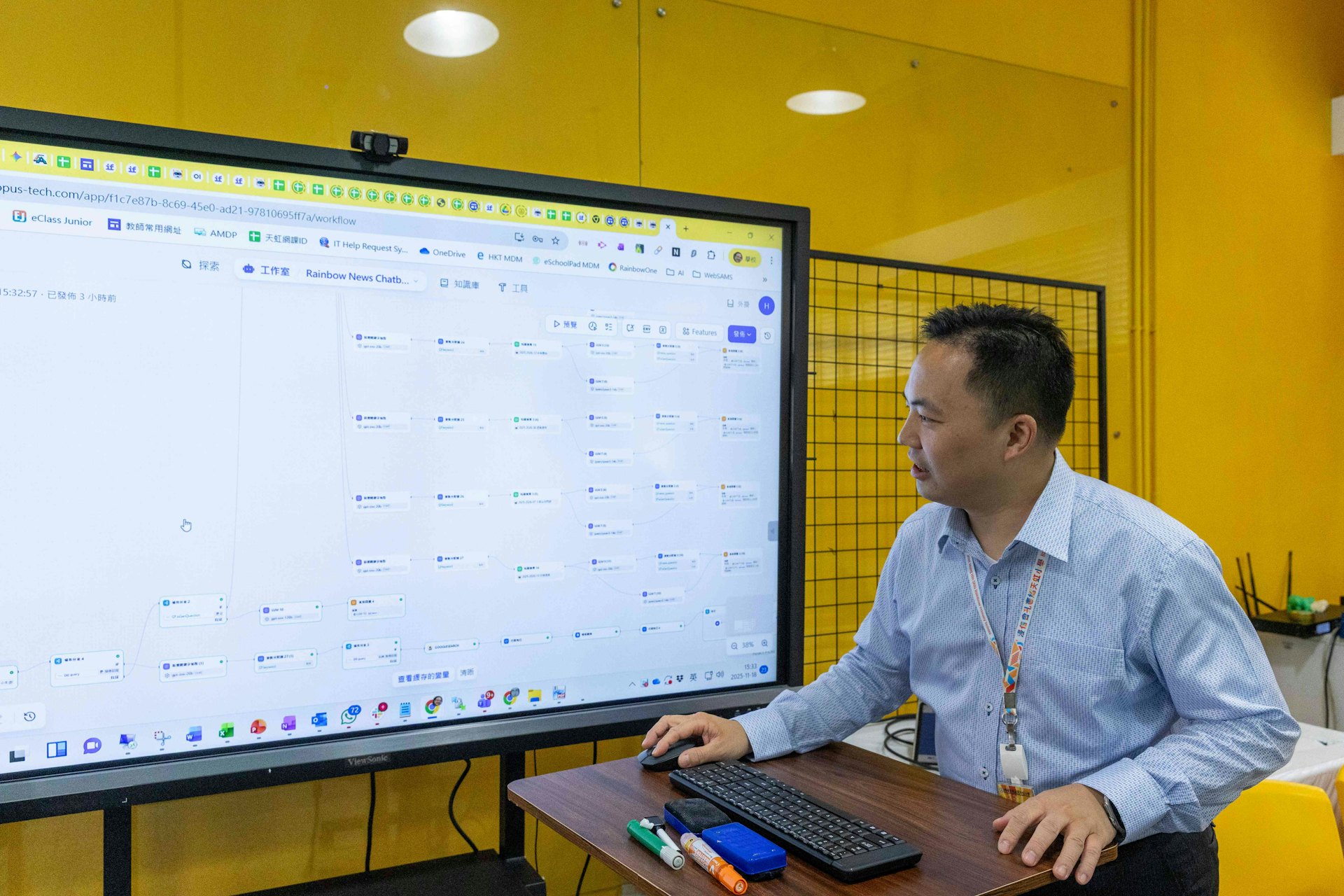 劉利副校長介紹其製作的新聞資訊Chatbot,他強調流程看起來雖然複雜,但其實邏輯及方法均容易掌握。 劉利副校長介紹其製作的新聞資訊Chatbot,他強調流程看起來雖然複雜,但其實邏輯及方法均容易掌握。