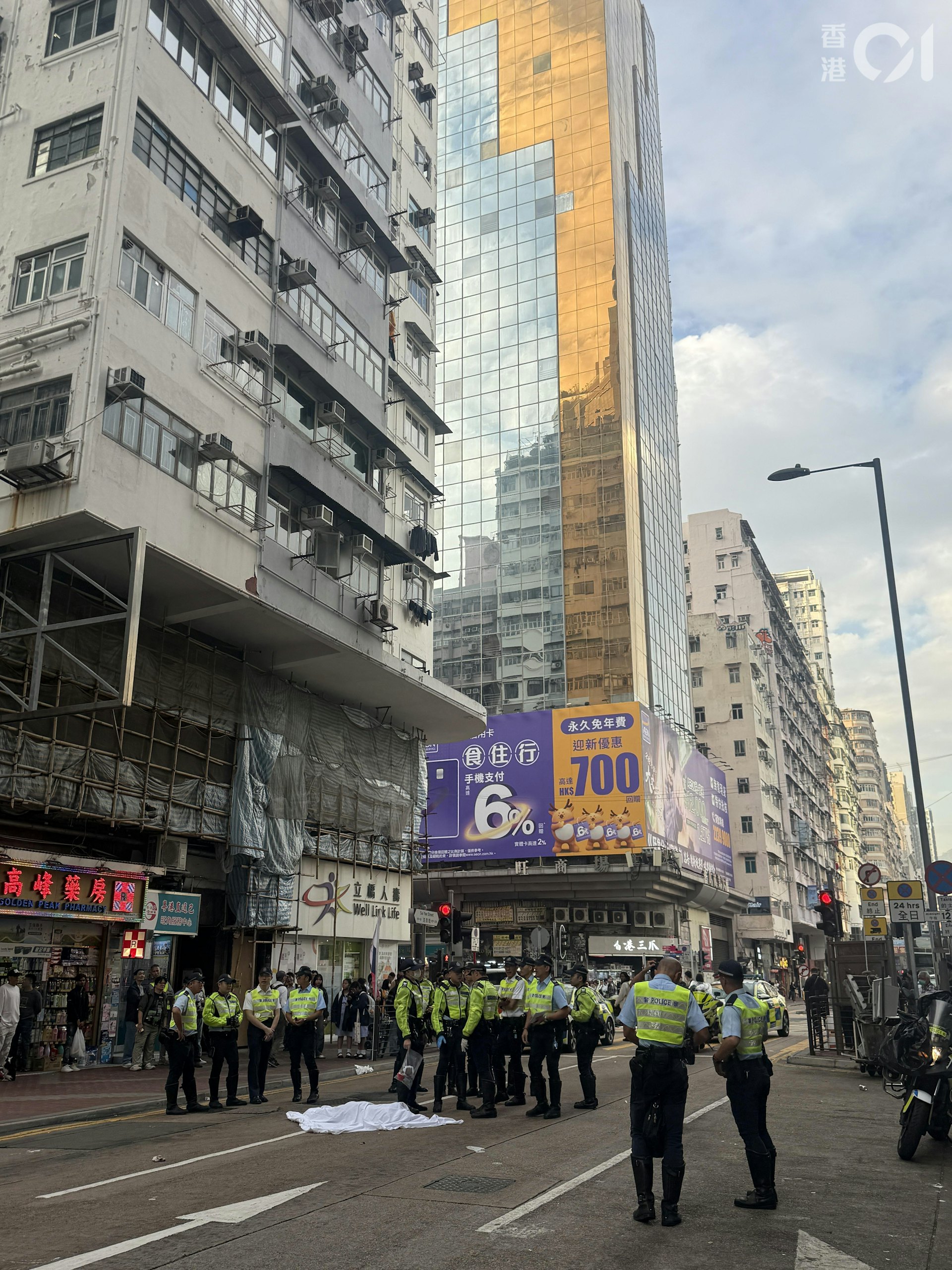 大批警員封鎖現場調查。(羅日昇攝) 大批警員封鎖現場調查。(羅日昇攝)