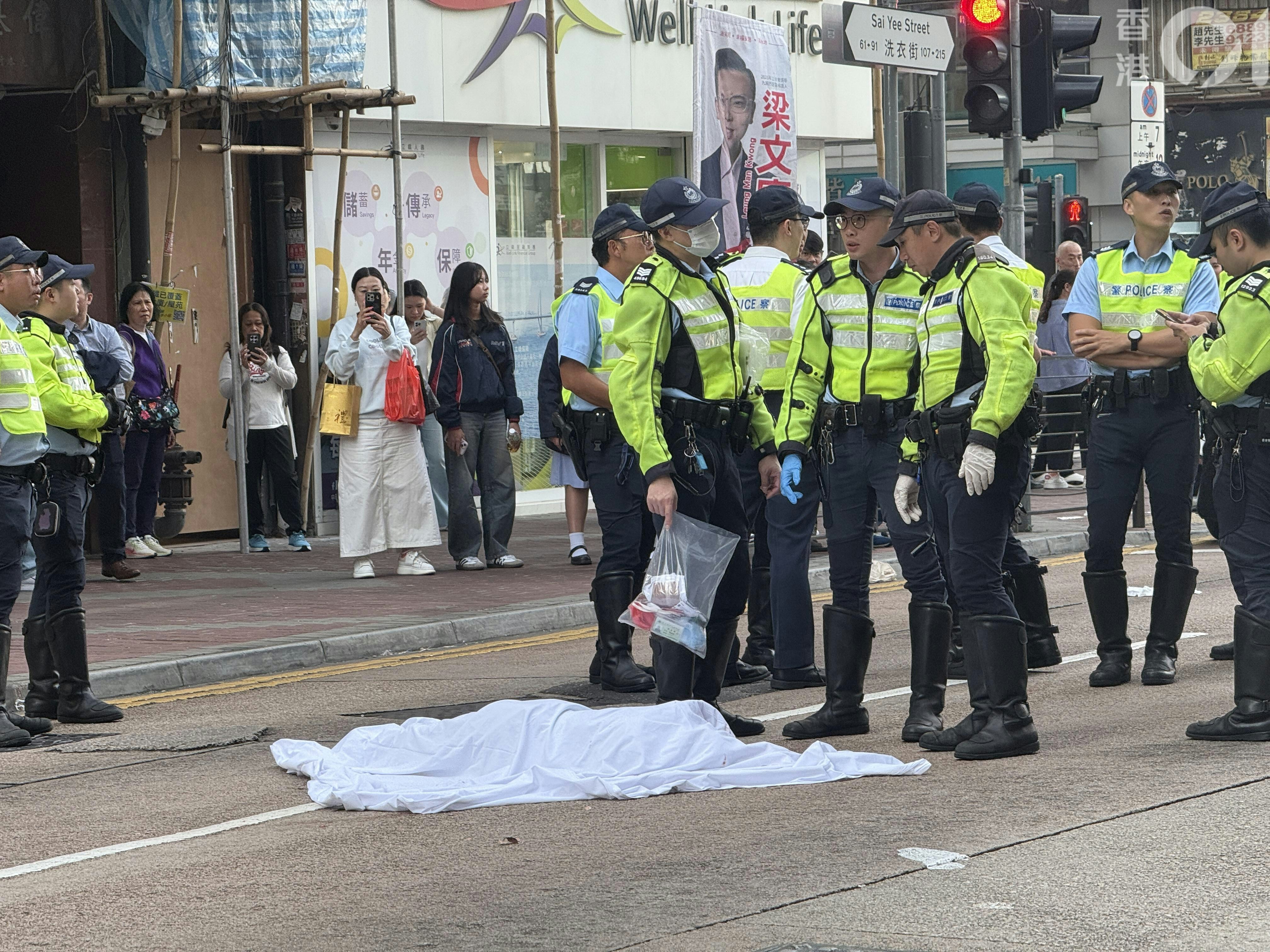 大批警員封鎖現場調查。（羅日昇攝）