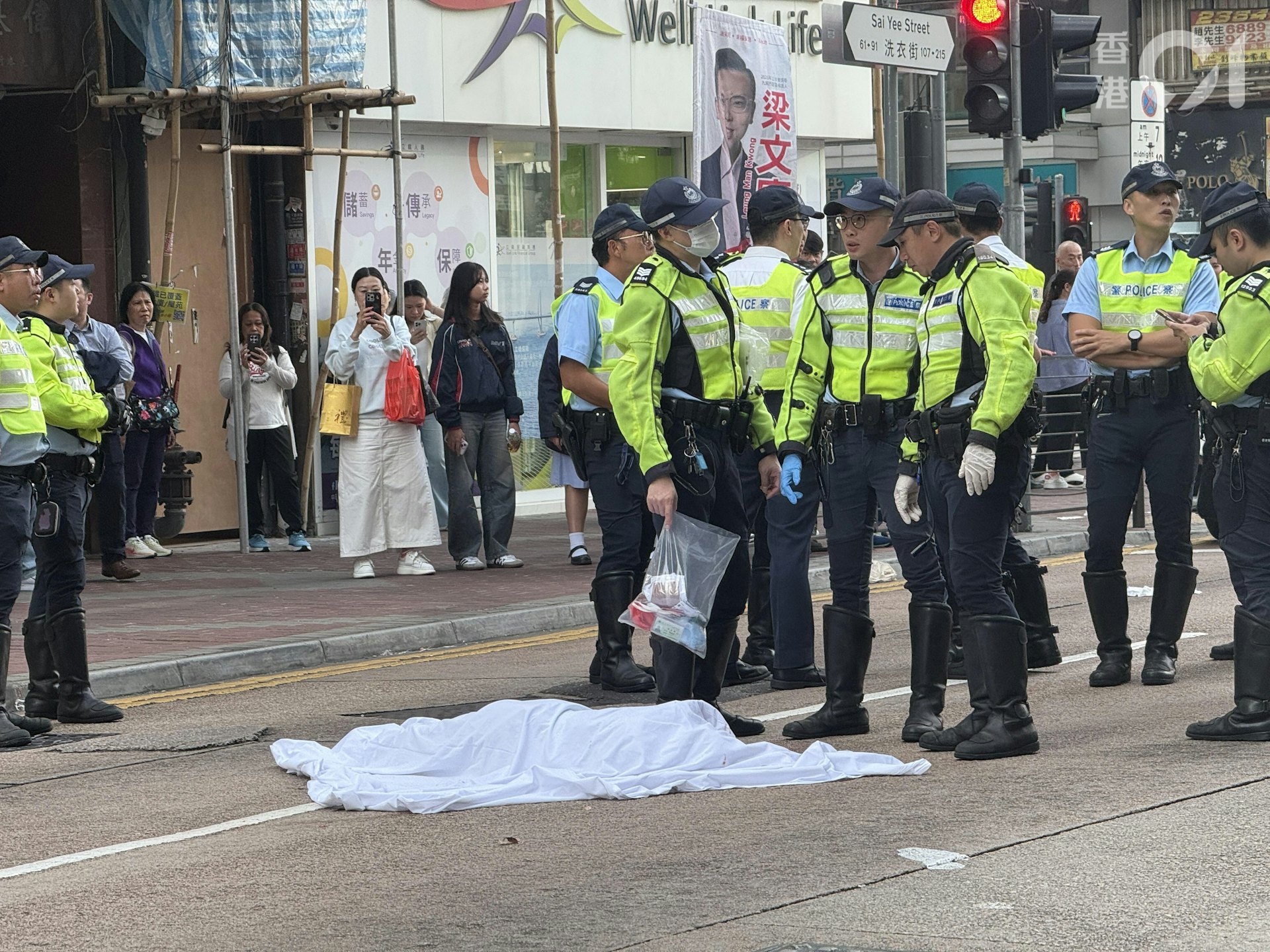 大批警員封鎖現場調查。(羅日昇攝) 大批警員封鎖現場調查。(羅日昇攝)