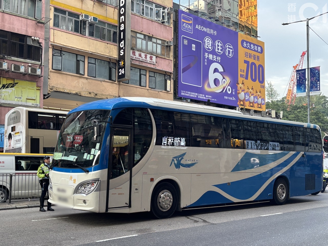 亞皆老街與洗衣街交界一名女子被旅遊巴撞倒，當場死亡。（羅日昇攝）