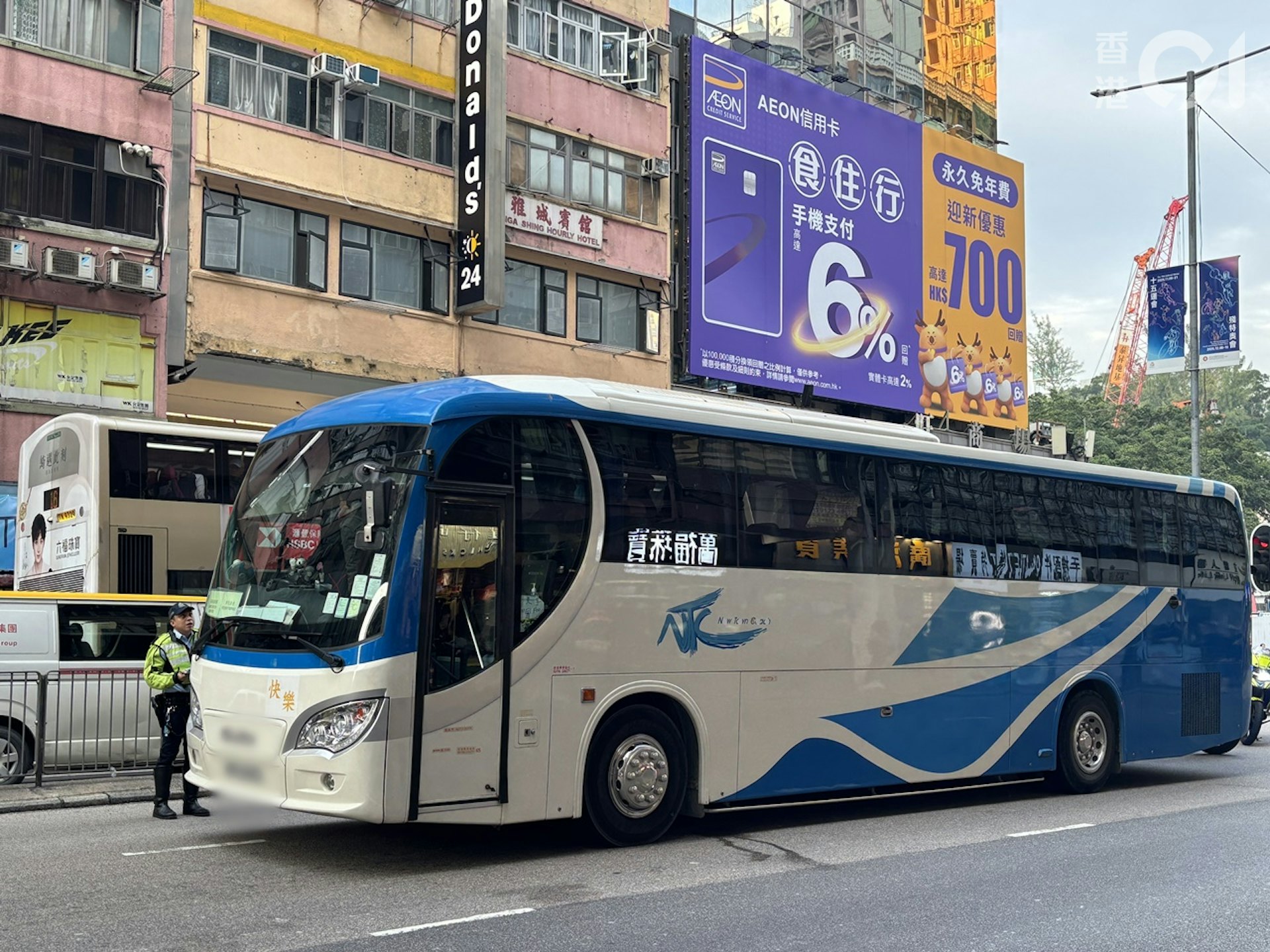 亞皆老街與洗衣街交界一名女子被旅遊巴撞倒,當場死亡。(羅日昇攝) 亞皆老街與洗衣街交界一名女子被旅遊巴撞倒,當場死亡。(羅日昇攝)