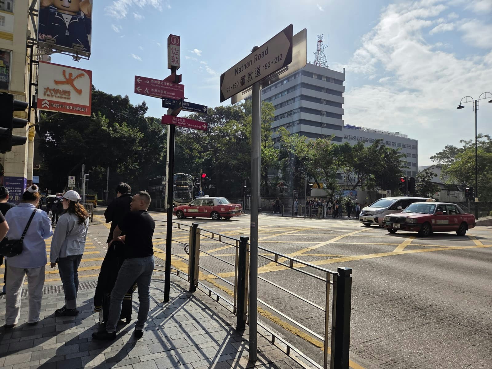 網傳彌敦道改用電子屏幕路牌疑AI圖片路政署：從沒安裝或試行