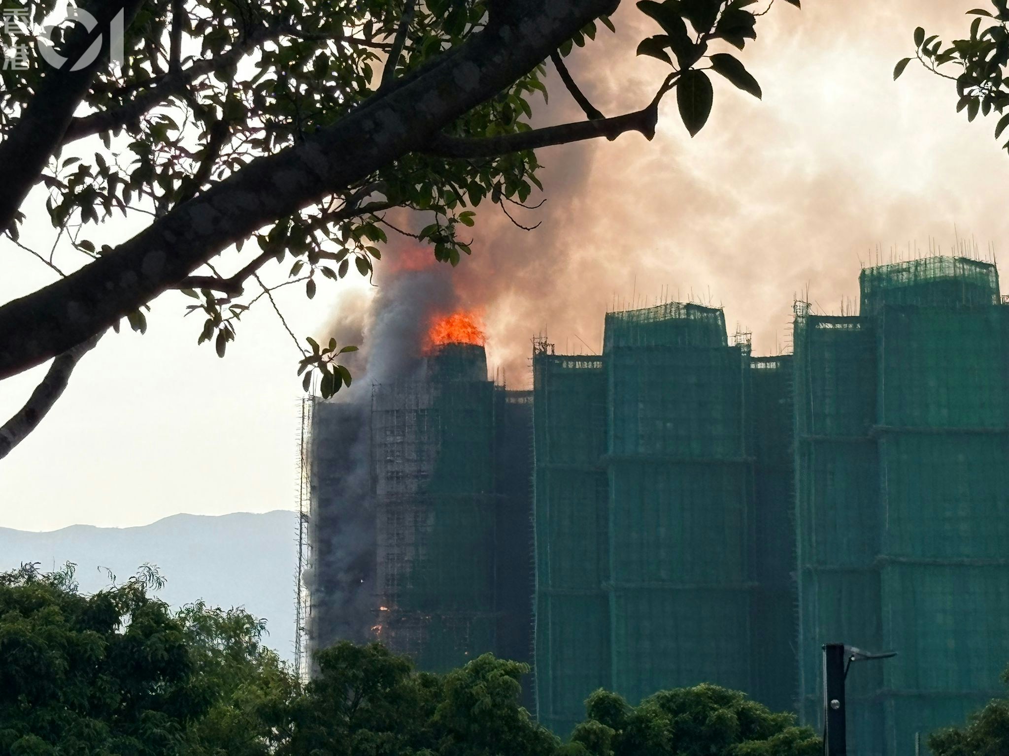 宏福苑宏昌閣外牆有棚架起火。（讀者提供）