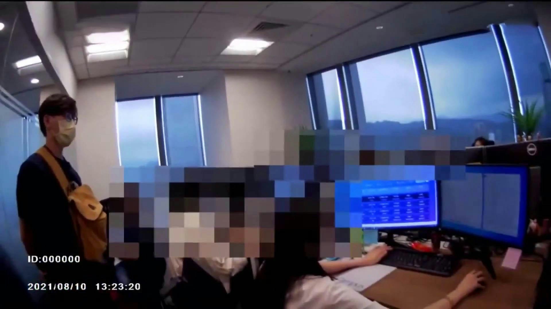 2021年，台灣刑事局偵七大隊，到信義微風商辦大樓搜索涉嫌提供客製化博弈網站的軟體公司「大牛科技」。（台灣警政署圖片）