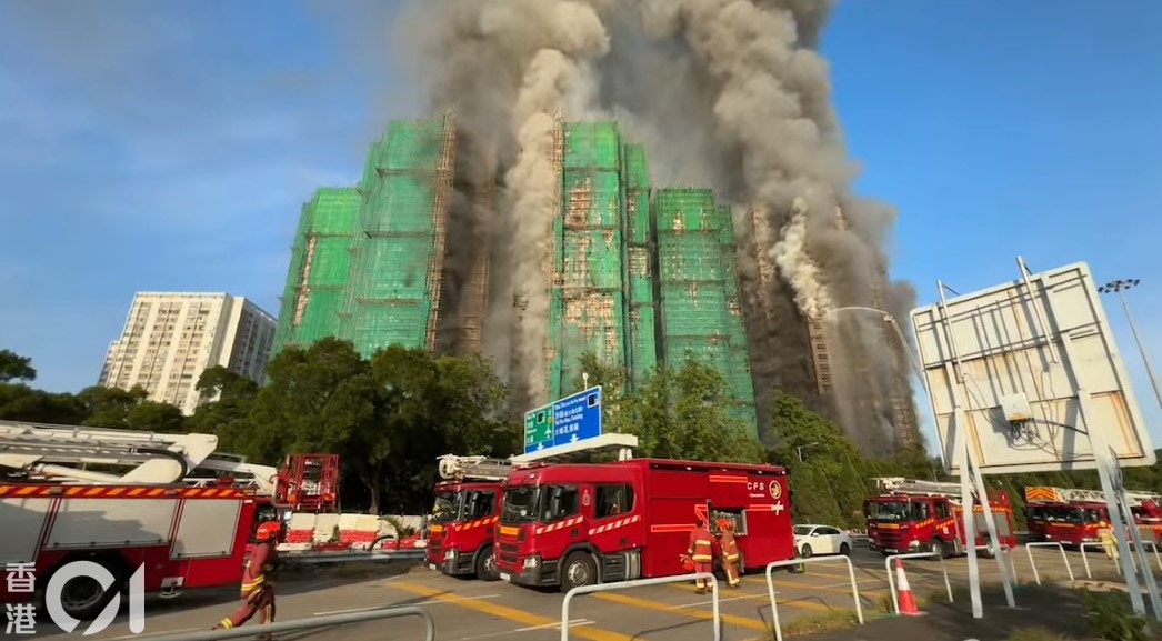 正進行大維修的大埔宏福苑11月26日發生火警，初時升至四級火，蔓延多座樓宇，烈焰濃煙沖天，後升級至五級火。（林振華攝）