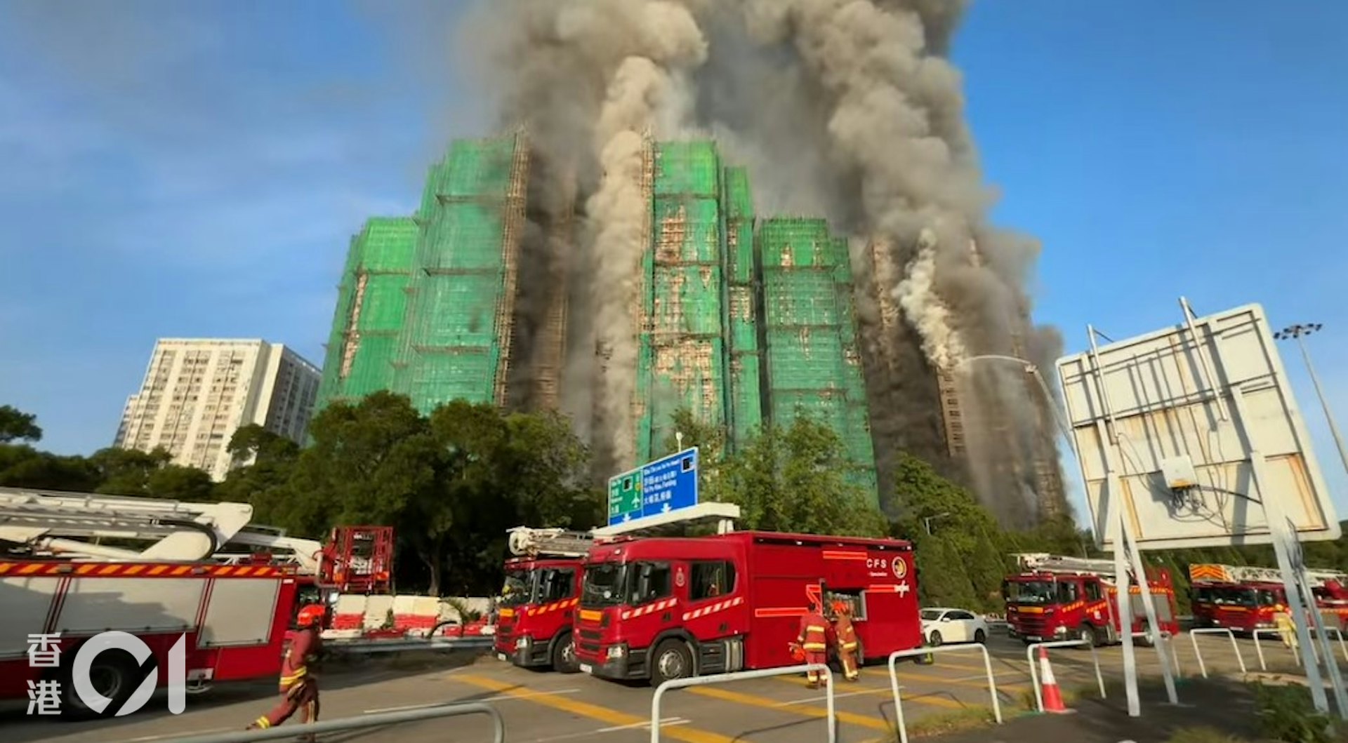 正進行大維修的大埔宏福苑11月26日發生火警,初時升至四級火,蔓延多座樓宇,烈焰濃煙沖天,後升級至五級火。(林振華攝) 正進行大維修的大埔宏福苑11月26日發生火警,初時升至四級火,蔓延多座樓宇,烈焰濃煙沖天,後升級至五級火。(林振華攝)