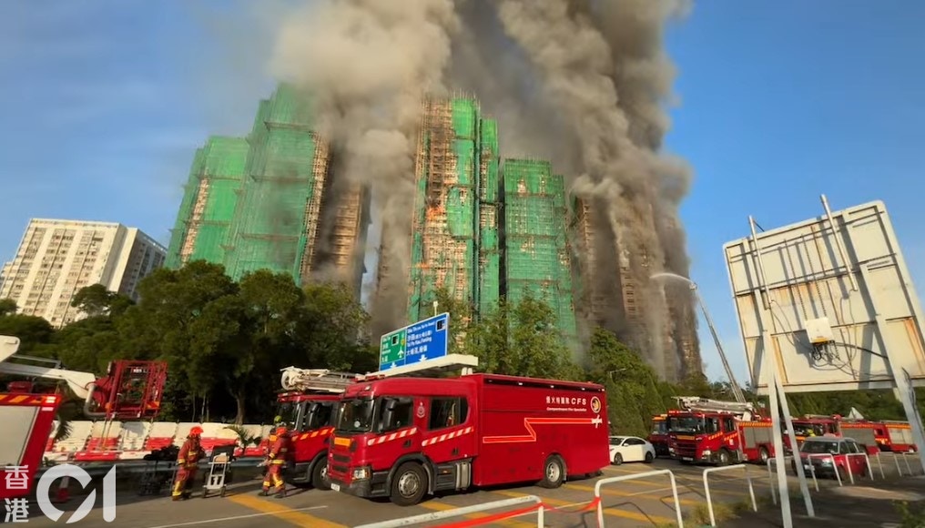 正進行大維修的大埔宏福苑11月26日發生火警，初時升至四級火，蔓延多座樓宇，烈焰濃煙沖天，後升級至五級火。（林振華攝）