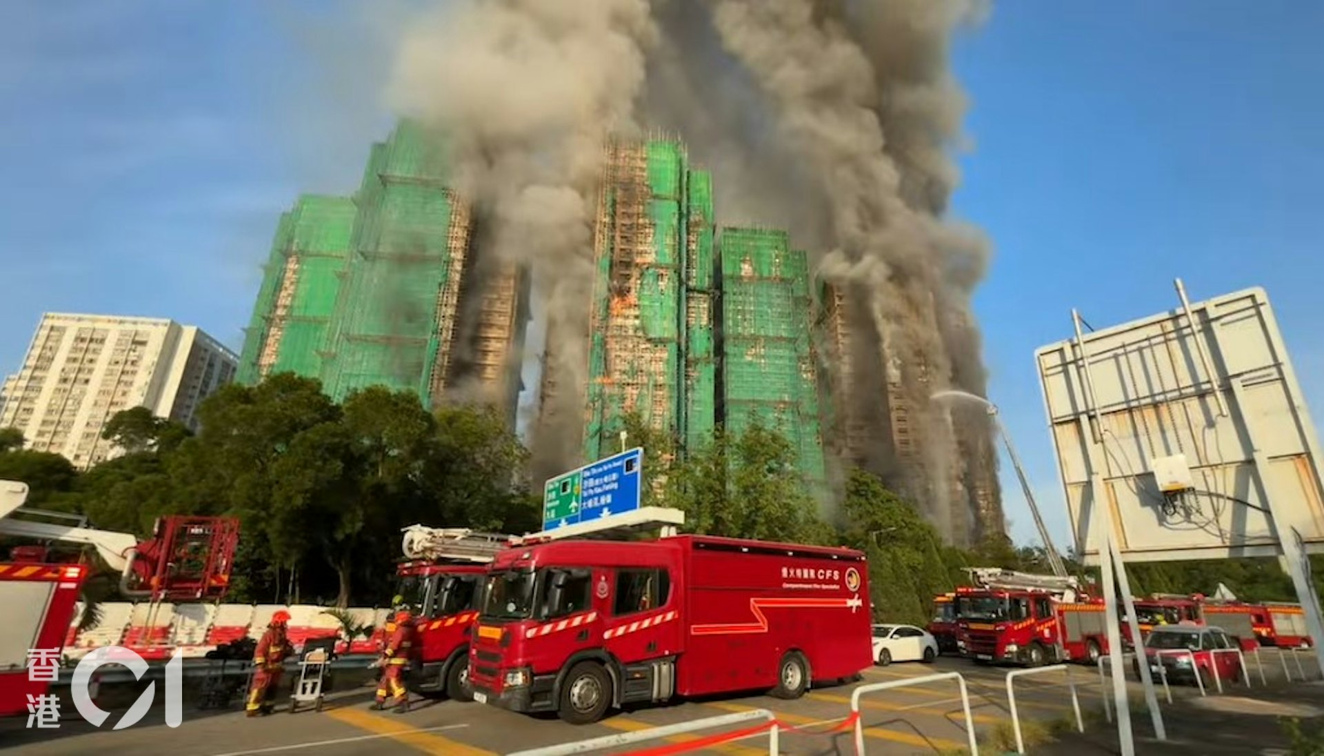 正進行大維修的大埔宏福苑11月26日發生火警,初時升至四級火,蔓延多座樓宇,烈焰濃煙沖天,後升級至五級火。(林振華攝) 正進行大維修的大埔宏福苑11月26日發生火警,初時升至四級火,蔓延多座樓宇,烈焰濃煙沖天,後升級至五級火。(林振華攝)