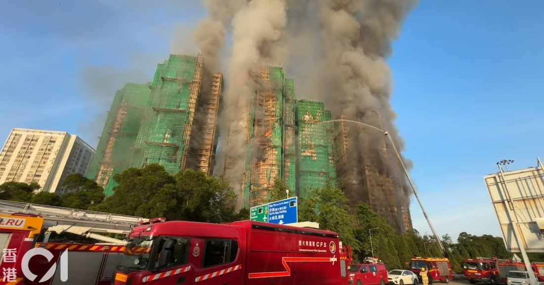 正進行大維修的大埔宏福苑11月26日發生火警，初時升至四級火，蔓延多座樓宇，烈焰濃煙沖天，後升級至五級火。（林振華攝）