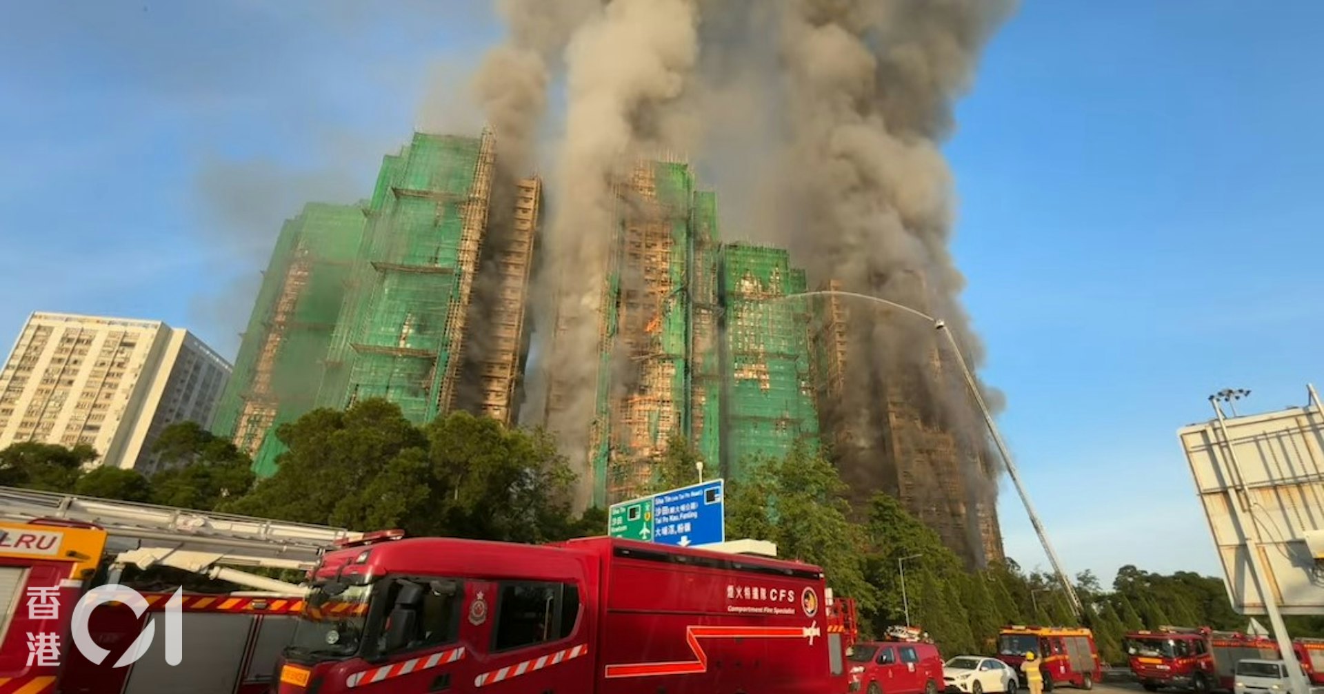 正進行大維修的大埔宏福苑11月26日發生火警,初時升至四級火,蔓延多座樓宇,烈焰濃煙沖天,後升級至五級火。(林振華攝) 正進行大維修的大埔宏福苑11月26日發生火警,初時升至四級火,蔓延多座樓宇,烈焰濃煙沖天,後升級至五級火。(林振華攝)