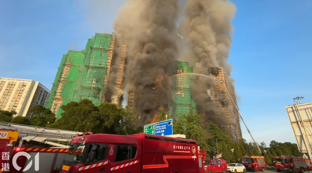 正進行大維修的大埔宏福苑11月26日發生火警,初時升至四級火,蔓延多座樓宇,烈焰濃煙沖天,後升級至五級火。(林振華攝) 正進行大維修的大埔宏福苑11月26日發生火警,初時升至四級火,蔓延多座樓宇,烈焰濃煙沖天,後升級至五級火。(林振華攝)