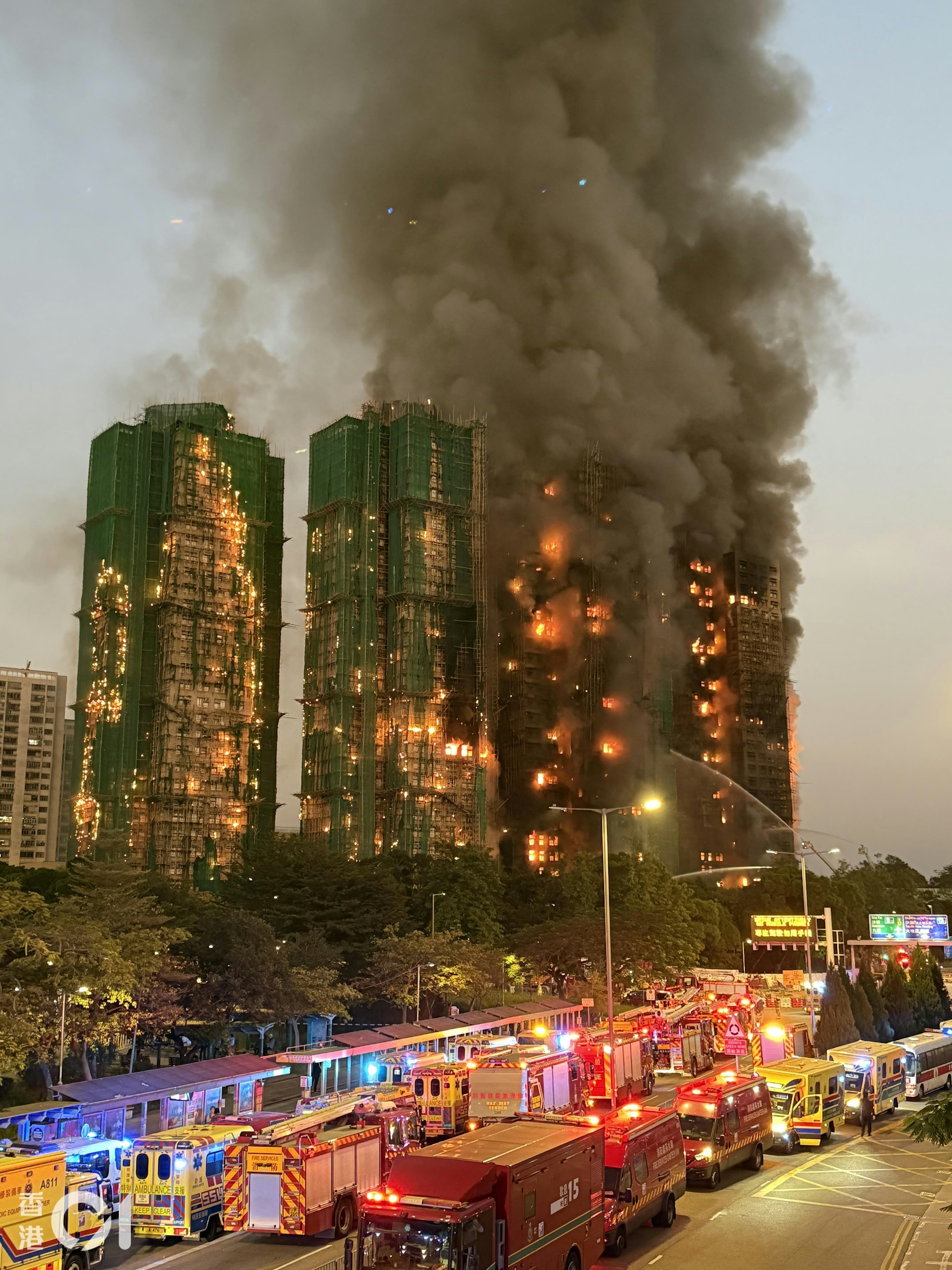 大埔宏福苑四級火,蔓延多座樓宇,大量單位內部亦起火。(羅日昇攝) 大埔宏福苑四級火,蔓延多座樓宇,大量單位內部亦起火。(羅日昇攝)